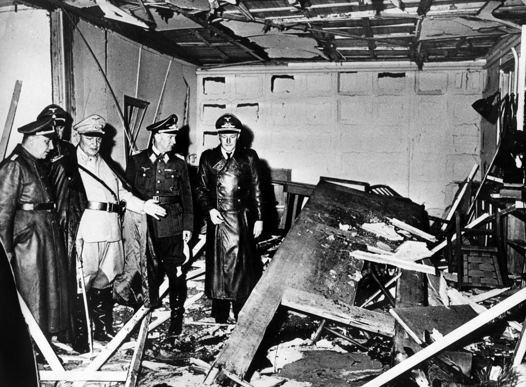 Reichsmarschall Göring (helle Uniform) und der Chef der "Kanzlei des Führers", Bormann (l.), begutachten die Zerstörung im Raum der Karten-Baracke im Führerhauptquartier Rastenburg. Hier explodierte die Bombe, die Hitler töten sollte.