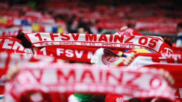 
                <strong>Platz 12: 1. FSV Mainz 05</strong><br>
                Der 1. FSV Mainz 05 hat mit dem umgekehrten Problem zu kämpfen. In der vergangenen Saison spielte der selbsternannte "Karnevalsverein" noch in der Europa League und verkaufte 22.000 Dauerkarten - in der kommenden sind es bislang nur 19.000. Damit liegt Mainz mit Augsburg auf dem geteilten zwölften Platz.
              