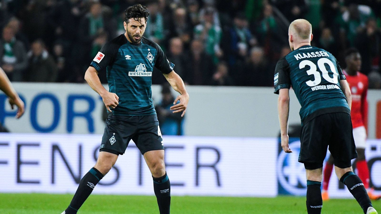 
                <strong>Bremer Pizarro schreibt gegen Mainz Geschichte</strong><br>
                Durch seinen Anschlusstreffer bei der 2:1-Auswärtsniederlage am 10. Bundesliga-Spieltag bei Mainz 05 schrieb Werder Bremens Stürmer Claudio Pizarro Geschichte. Der 40-Jährige ist der erste Spieler in der Bundesliga-Historie, der nach seinem 40. Geburtstag zwei Tore in der höchsten deutschen Spielklasse erzielte.
              