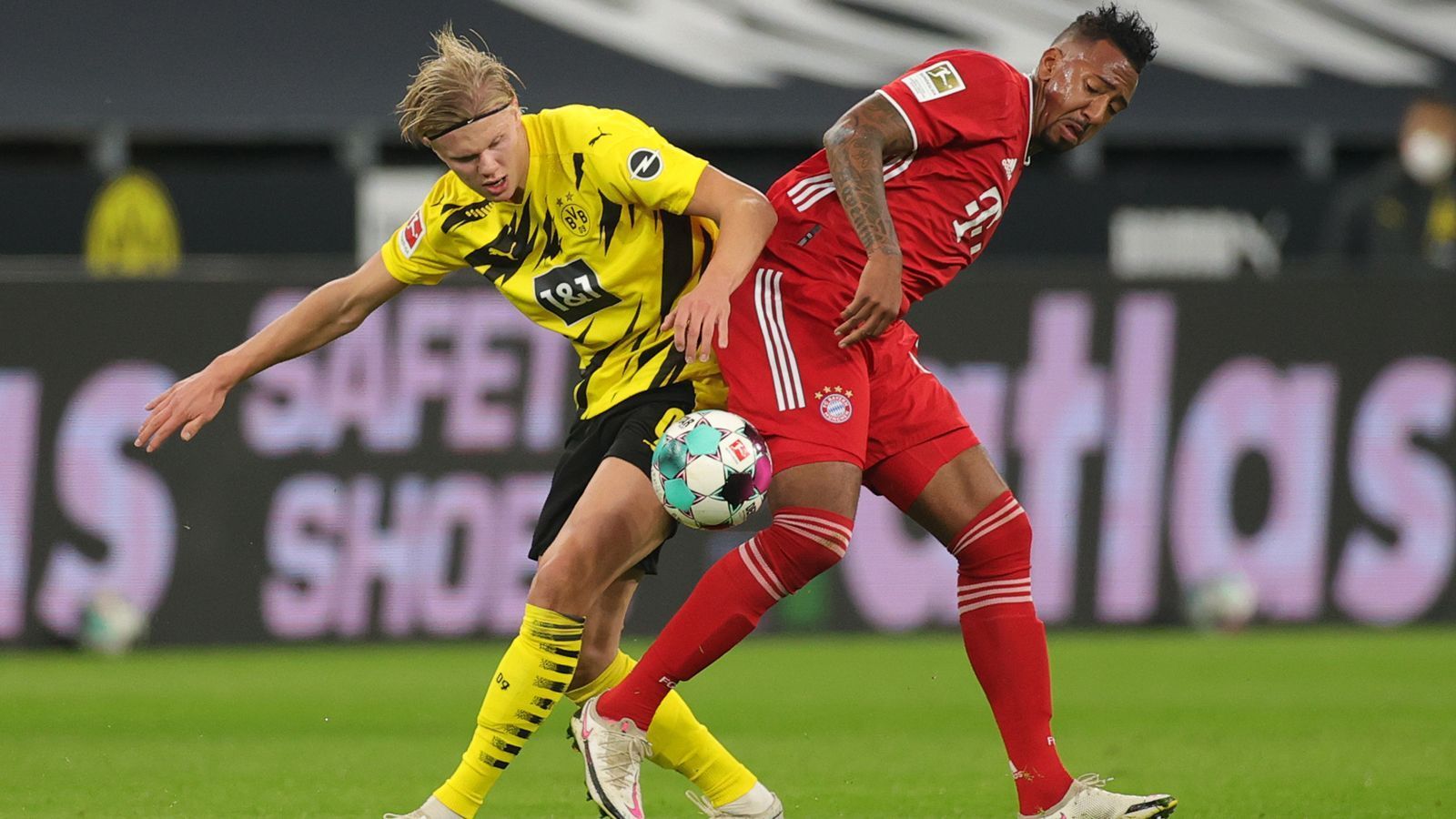 
                <strong>Jerome Boateng (FC Bayern München)</strong><br>
                Boateng steht hinten gut, gibt Anweisungen und schaltet sich immer wieder ins Spiel nach vorne ein. Mit einem starken langen Ball aus der Abwehr vor Lewandowskis vermeintlichem 1:0, das annulliert wird. Beim 0:1 verliert er wie die komplette Bayern-Abwehr Reus aus den Augen, was aber letztlich auch an Delaneys starkem Pass liegt. ran-Note: 2
              