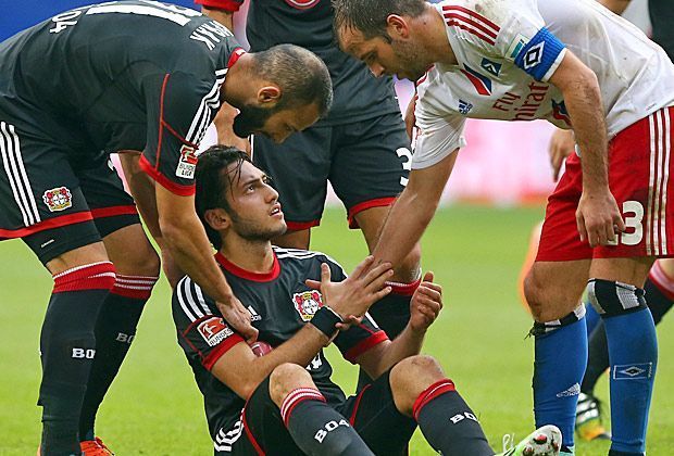 
                <strong>Hamburger SV vs. Bayer Leverkusen - das neue Hass-Duell der Bundesliga</strong><br>
                Er steht im Mittelpunkt: Hakan Calhanoglu wird bei der Rückkehr zu seinem Ex-Klub von den ehemaligen Teamkollegen hart ran genommen. Doch das Motto lautet keinesfalls "Alle auf die Zehn", sondern eher Jeder gegen Jeden ...
              