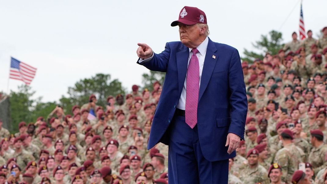 Präsident Donald Trump gestikuliert nach einer Rede auf dem Militärstützpunkt Fort Bragg. 