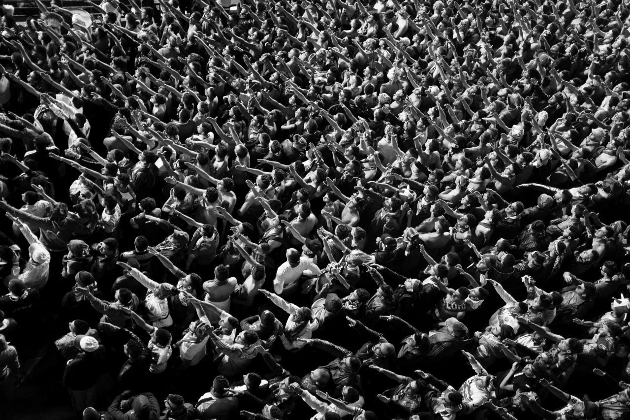 Ultra-Fans singen während eines Fußballspiels im Stadion. Nach dem Verbot von Straßendemonstrationen im Jahr 2001 wurden die Fußballstadien zu Orten, an denen die Jugend durch Gesang protestieren konnte.