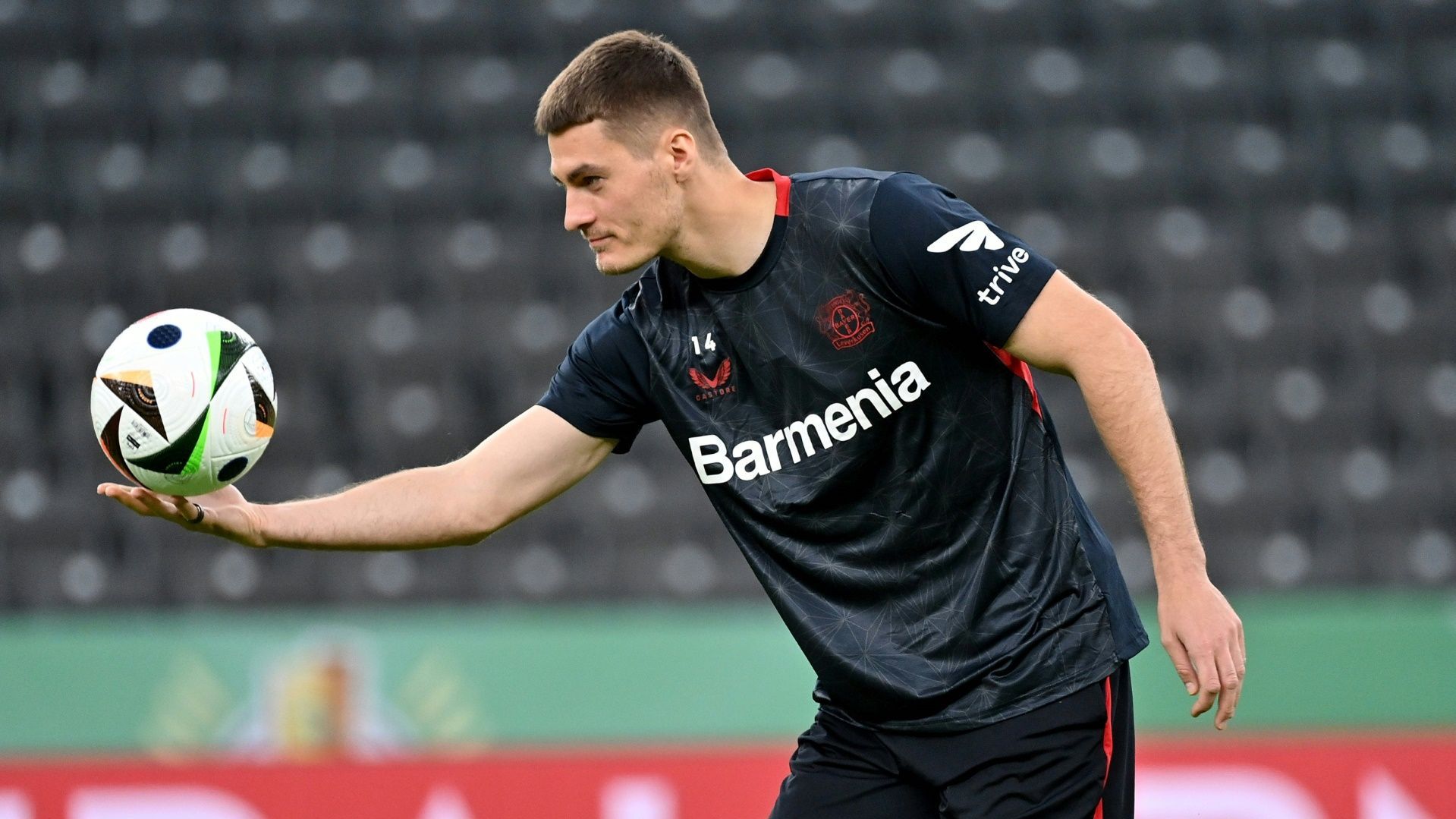 <strong>Patrik Schick</strong><br>Nach seiner langen Verletzungspause ist Schick wieder zurück. Der Tscheche hat bis 2027 Vertrag und ein Abschied deutet sich aktuell nicht an. Problematisch wird es wohl nur, sollte Schick dauerhaft eher im zweiten Glied landen.