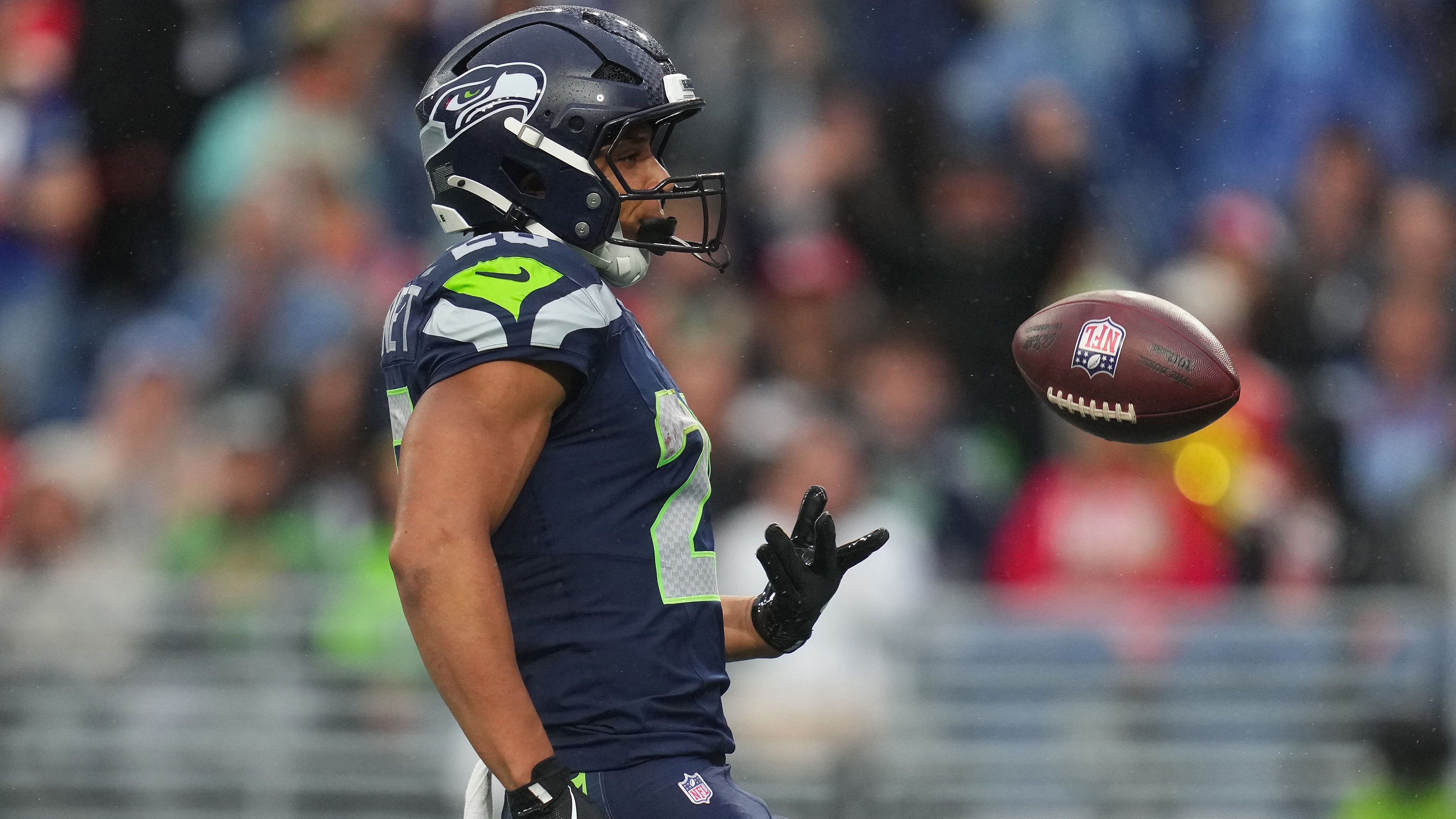 <strong>Running Back: Zach Charbonnet (Seattle Seahawks)</strong><br>In den vergangenen Jahren gehörte Kenneth Walker das Backfield der Seahawks, doch wirklich überzeugend spielte er selten - und war zudem extrem oft verletzt. Zach Charbonnet kam in der Vorsaison bereits auf sechs Starts und sammelte starke acht Touchdowns am Boden. Auch in der Preseason sah er bislang stark aus. Das Backfield in Seattle dürfte 2025 mindestens gesplittet sein - womöglich übernimmt Charbonnet sogar als Starter.