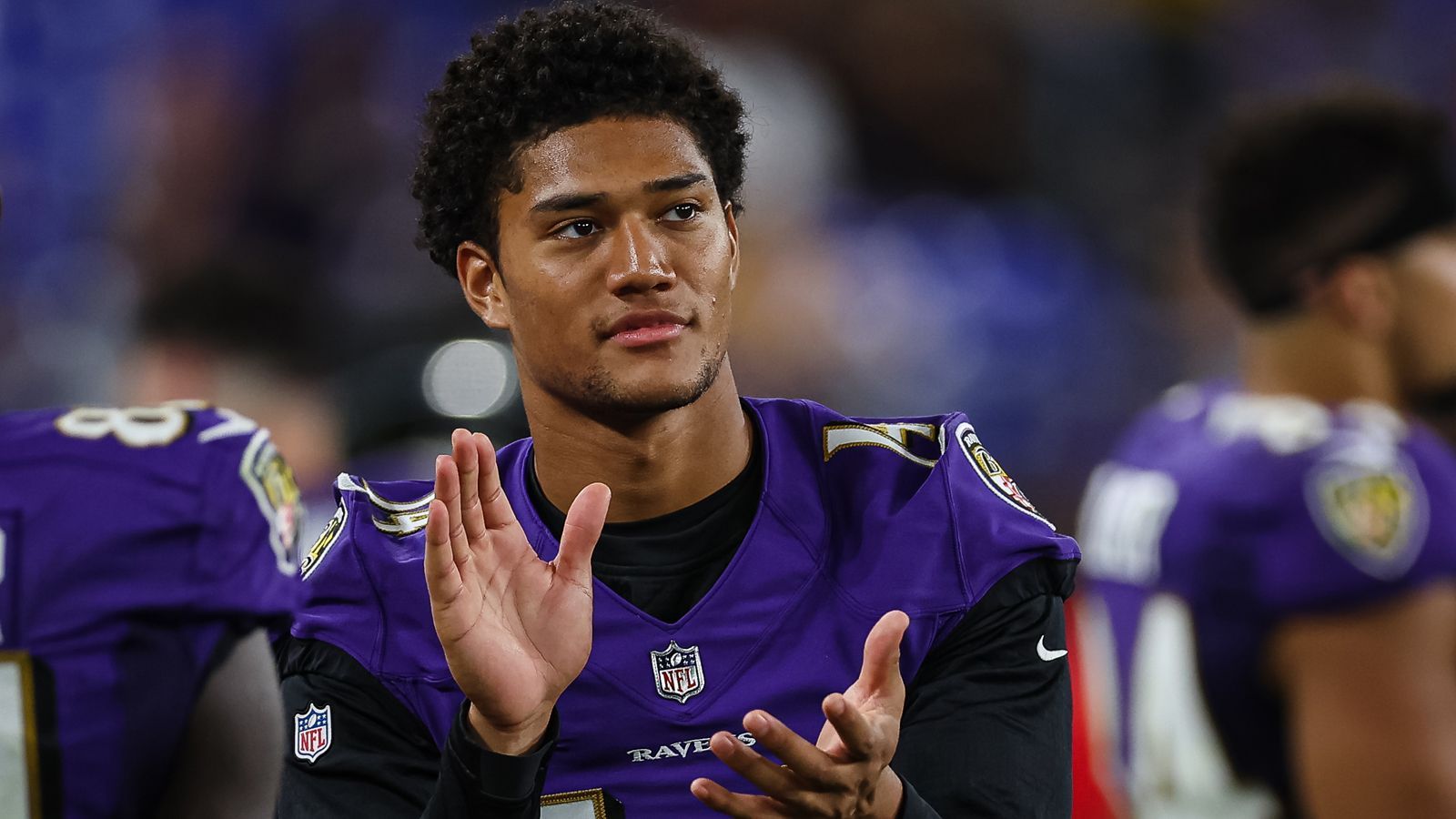 
                <strong>Platz 10: Kyle Hamilton</strong><br>
                Team: Baltimore RavensPosition: SafetyDraft: 14. Stellebesondere Statistik: 10 Tackles, 1 Forced Fumble, 1 Defended PassAus dem College von Notre Dame auf die große NFL-Bühne. Der Safety fügt sich gut in sein erstes Jahr bei den Baltimore Ravens ein und kommt vor allem über seine Physis. Sein volles Potenzial hat er zwar noch nicht entfaltet und ein paar Fehler schleichen sich noch ein, aber Hamilton ist definitiv eine sichtbare Verstärkung für die Raben.
              