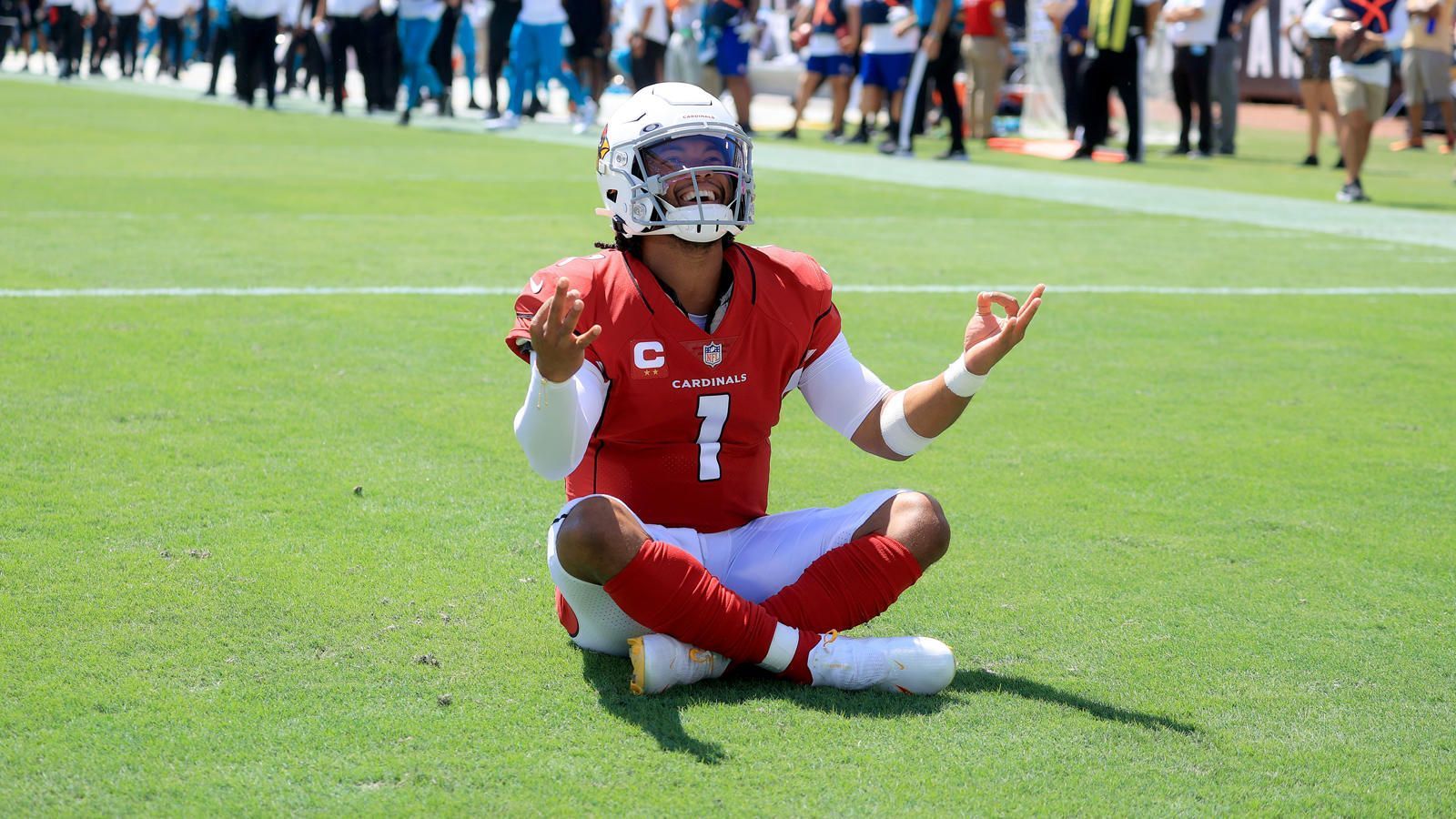 
                <strong>Arizona Cardinals</strong><br>
                Schon in der vergangenen Saison haben viele Experten eine Leistungsexplosion von Kyler Murray erwartet, 2021 geht es zumindest in die richtige Richtung. Die Offense hat sich weiterentwickelt und beruht nicht mehr ausschließlich auf spektakulären Plays von DeAndre Hopkins und der Klasse von Murray im Laufspiel. Head Coach Kliff Kingsbury setzt Christian Kirk mittlerweile als klaren Slot-Receiver ein und Rookie Rondale Moore ist als unberechenbarer X-Faktor schon früh in der Saison enorm wertvoll. Ein unterschätzter Faktor: Arizonas Offensive Line beschützt Murray besser als gedacht. Nur vier Quarterbacks halten den Ball laut "Next Gen Stats" bis zum Wurf länger in den Händen, dennoch verschuldete die O-Line bisher nur drei Sacks.
              