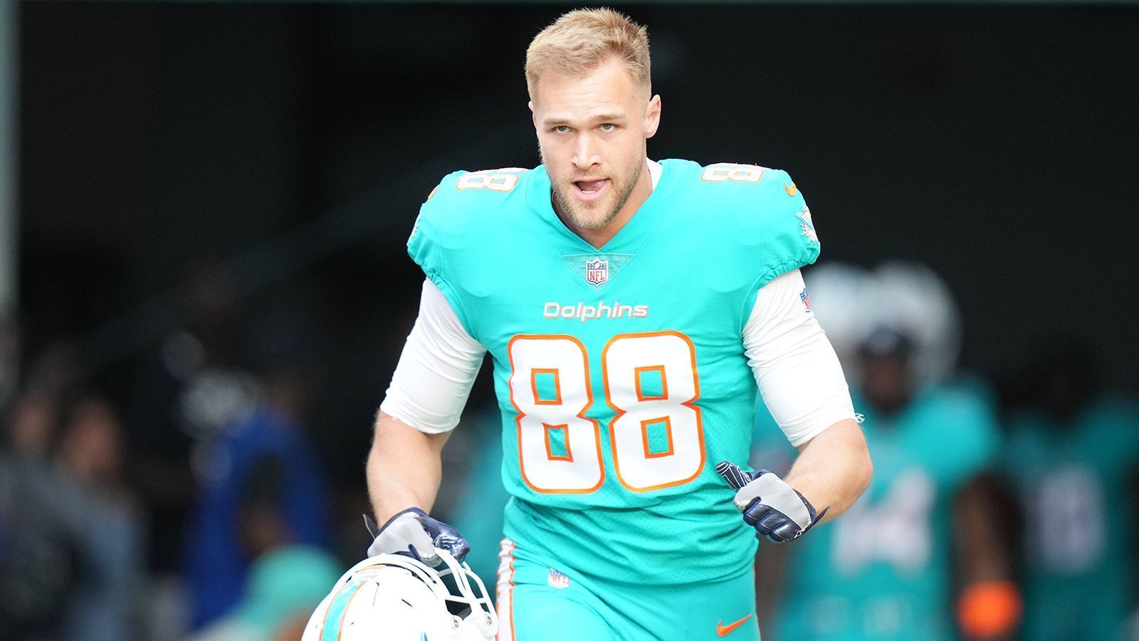 
                <strong>Mike Gesicki - Miami Dolphins at New England Patriots (Week 2)</strong><br>
                Gleich am 2. Spieltag trifft Mike Gesicki auf sein altes Team. Der Tight End wechselte nach fünf Jahren in Miami, in denen er 2.617 Receiving Yards sammelte und 18 Touchdowns erzielte, zum Divisionsrivalen aus New England. Bei den Patriots soll der 27-Jährige eine verlässliche Anspielstation für Quarterback Mac Jones werden.
              