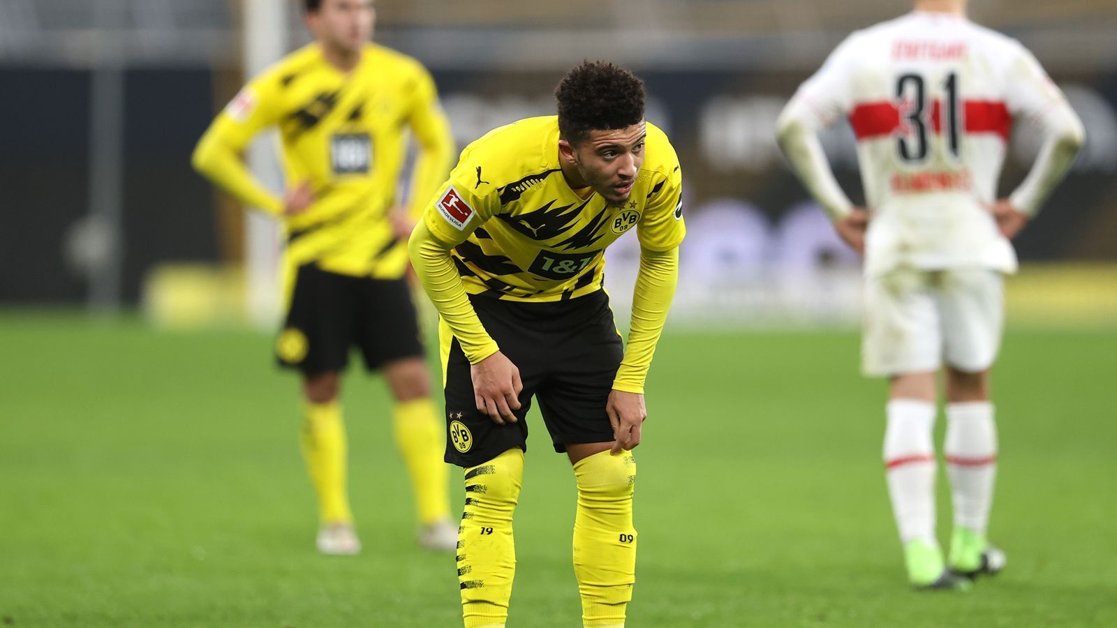 
                <strong>Jadon Sancho</strong><br>
                In der ersten Halbzeit der beste Feldspieler der Dortmunder, was nicht bedeuten soll, dass er gut war. Leistet sich zu viele Fehlpässe und hat auch nicht das Auge für die Mitspieler wie in der vergangenen Saison. Streut zwischendurch aber immer wieder kleine Kabinettsstückchen ein und sorgt für Tempo. Leitet damit ein, zwei BVB-Chancen ein, die jedoch nicht zum Erfolg führen. Wechselt mit Reyna wie gewohnt ständig die Seiten, kommt dabei auf Links besser zum Zug. Bei eigenen Kontern fehlt im die Anspielstation. Nach der Pause bemüht, aber kann die Kohlen auch nicht aus dem Feuer reißen. Kommt in der Schlussphase halblinks im Strafraum frei zum Schuss, scheitert aber an Kobel. In der 86. Minute für Brandt ausgewechselt. ran-Note: 4
              