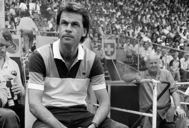 
                <strong>Alles beginnt beim SC Zug</strong><br>
                Nach seiner Spielerkarriere übernimmt Ottmar Hitzfeld im Sommer 1983 seine erste Trainerstation beim Schweizer Zweitligisten SC Zug. In seiner Debütsaison gelingt ihm direkt der Aufstieg.
              