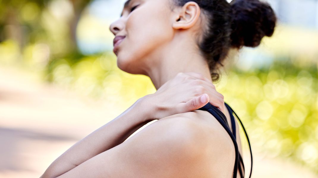 Nackenschmerzen können mit einem eingeklemmten Nerv zusammenhängen.