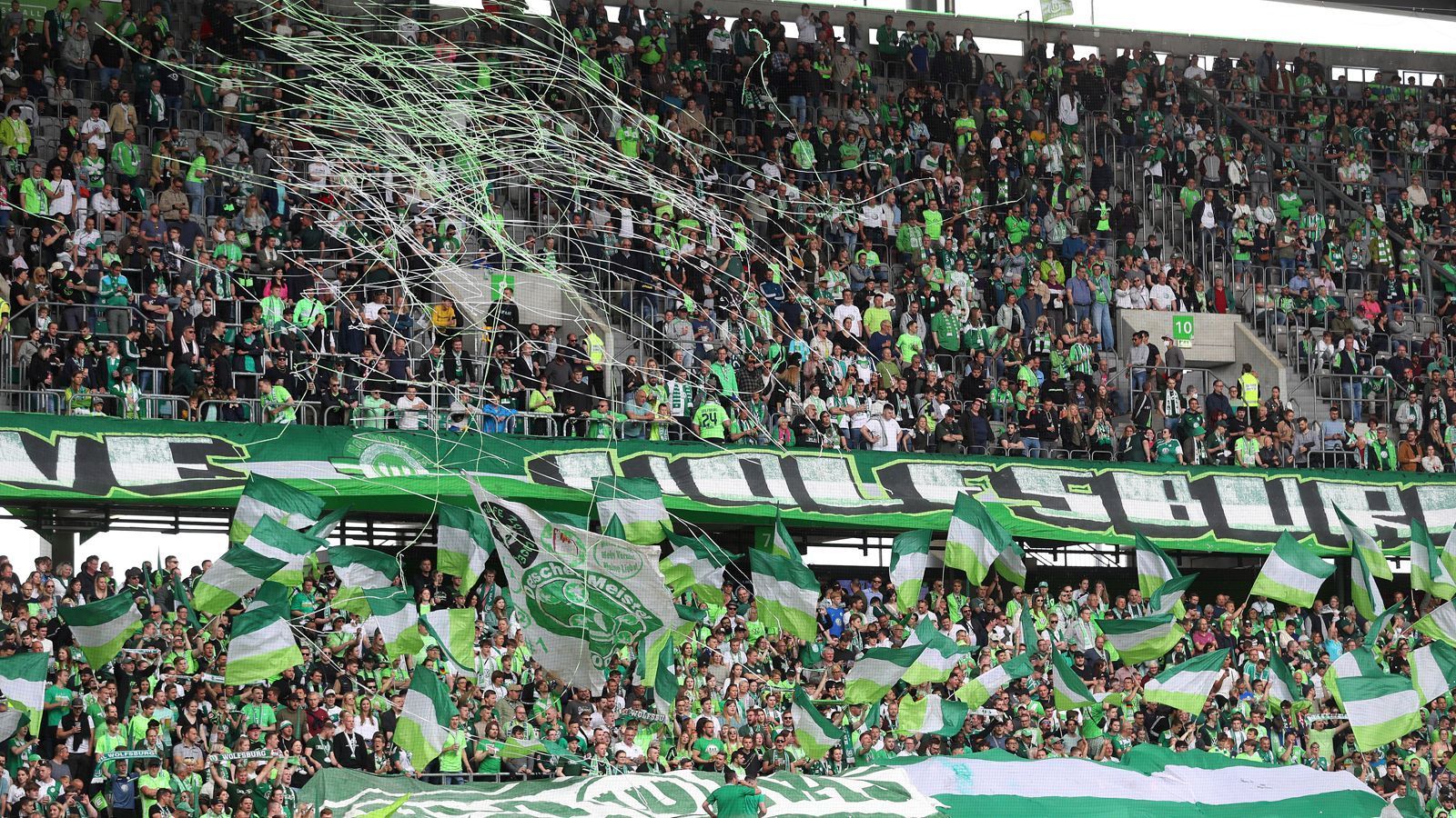 
                <strong>Platz 18: VfL Wolfsburg</strong><br>
                Stehplatz: 145 Euro - vergangene Saison: 145 EuroTeuerste Sitzplatzkategorie: 440 Euro (ligaweit Platz 17 geteilt) - vergangene Saison: 440 Euro
              