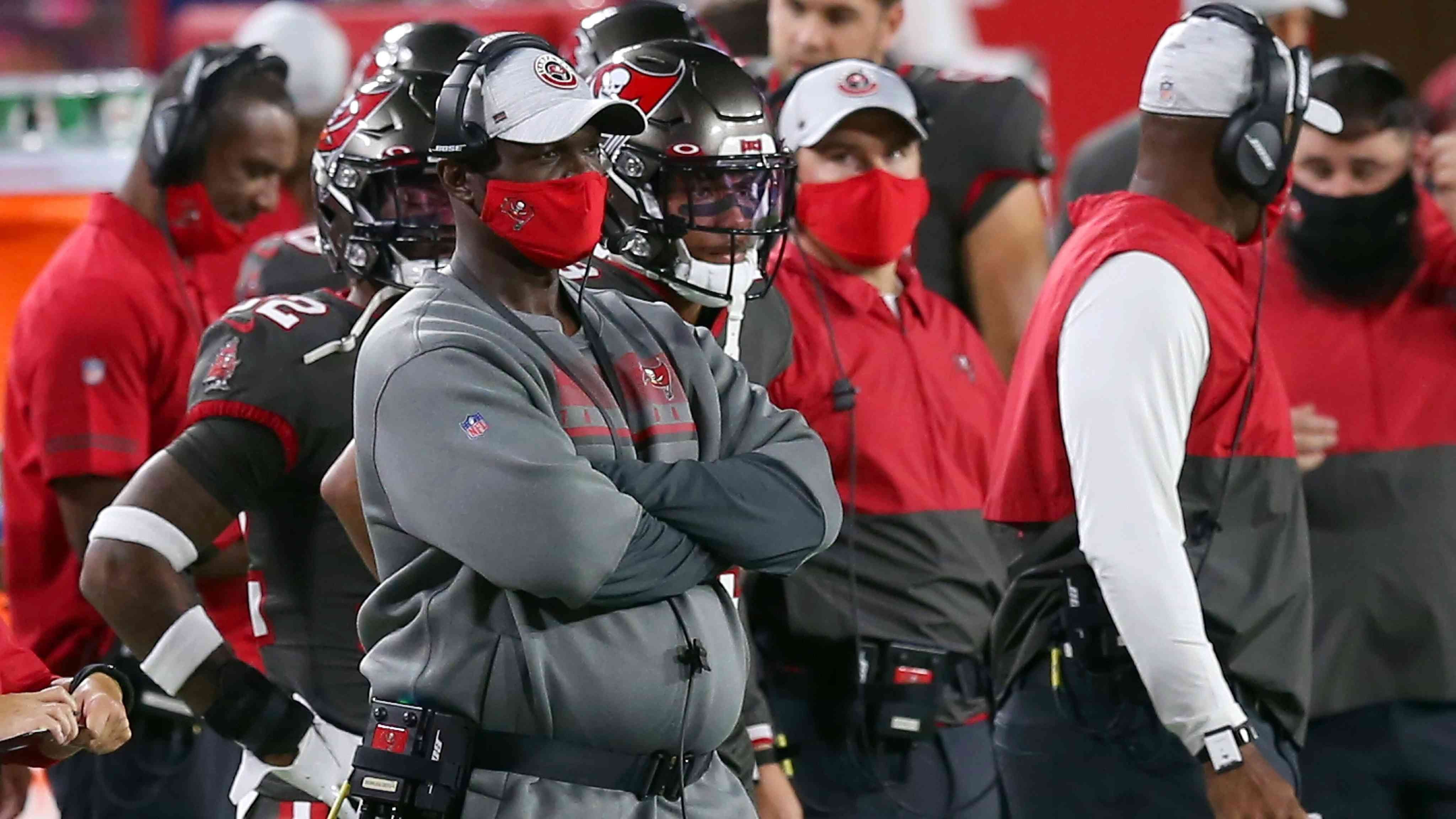 <strong>Tampa Bay Buccaneers</strong><br>
                • Head Coach: Todd Bowles (im Bild) <br>• Offensive Coordinator: Liam Coen (vorher bei den Kentucky Wildcats)<br>• Defensive Coordinator: n.v. (Play Calling übernimmt Todd Bowles)<br>• Special Teams Coordinator: Keith Armstrong <br>• General Manager: Jason Licht