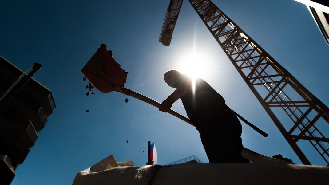 Arbeitende auf Baustellen sind zahlreichen Gefahren ausgesetzt, wie etwa an heißen Tagen der direkten Sonneneinstrahlung.