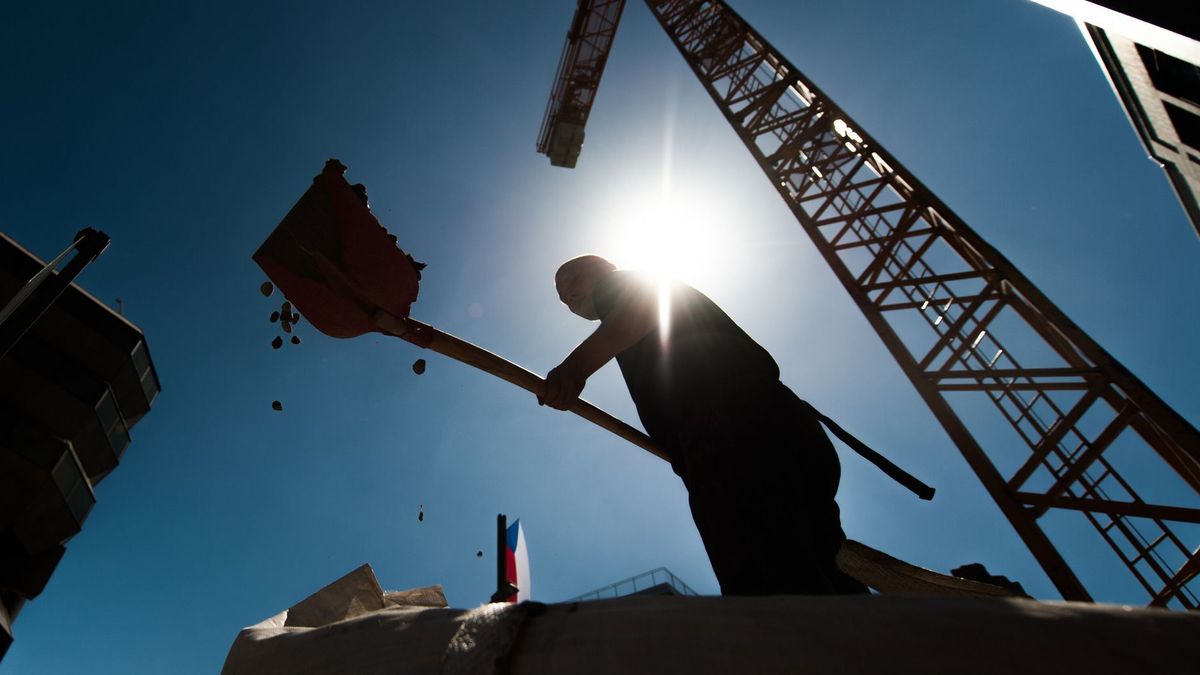 Bauarbeiter arbeitet bei Hitze auf einer Baustelle