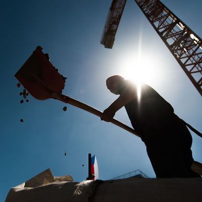 Bauarbeiter arbeitet bei Hitze auf einer Baustelle