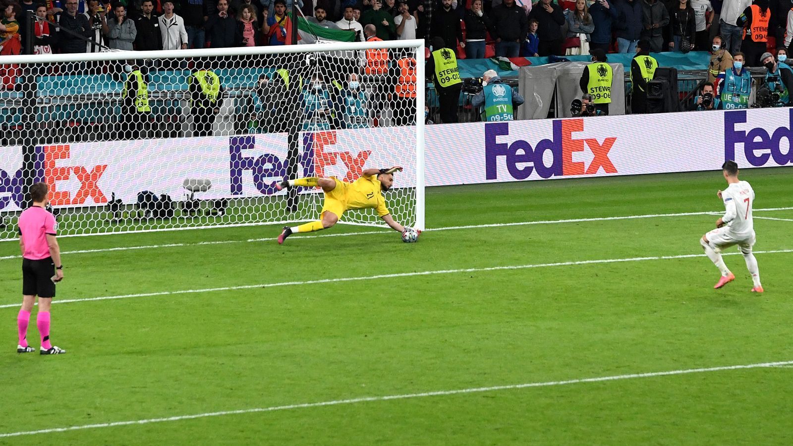 
                <strong>Italien gegen Spanien im Halbfinale: Die Einzelkritik beider Mannschaften</strong><br>
                Durch einen spektakulären 5:3 (1:1/1:1)-Sieg nach Elfmeterschießen schaffen es die Italiener gegen Spanien ins EM-Finale. Torhüter Gianluigi Donnarumma wird zum Helden. ran.de zeigt in der Einzelkritik, wie sich die Akteure beider Teams in diesem Halbfinale schlugen.
              