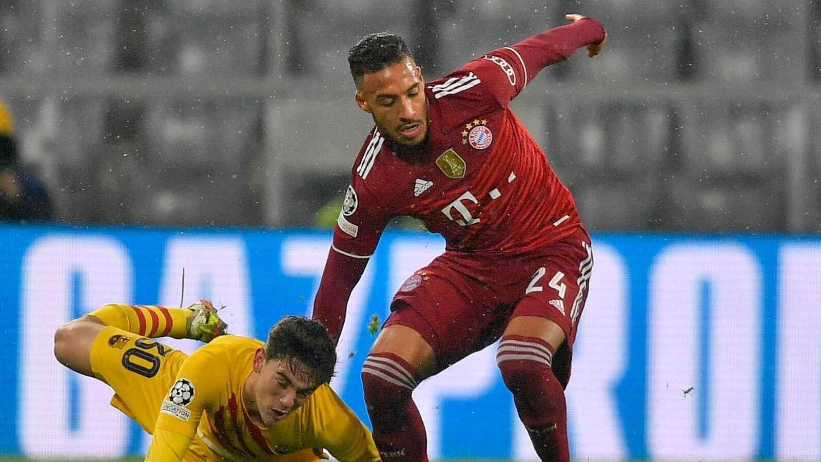 
                <strong>Corentin Tolisso </strong><br>
                Stets bemüht, aber in Durchgang eins ohne allzu großen Einfluss auf das Spiel der Bayern. Agiert gerade an der Strafraumgrenze zu fahrig und bringt seine Defensivkollegen in Verlegenheit. Wird im zweiten Abschnitt auch nicht besser und wird nach einer Stunde ausgewechselt. ran-Note: 4
              