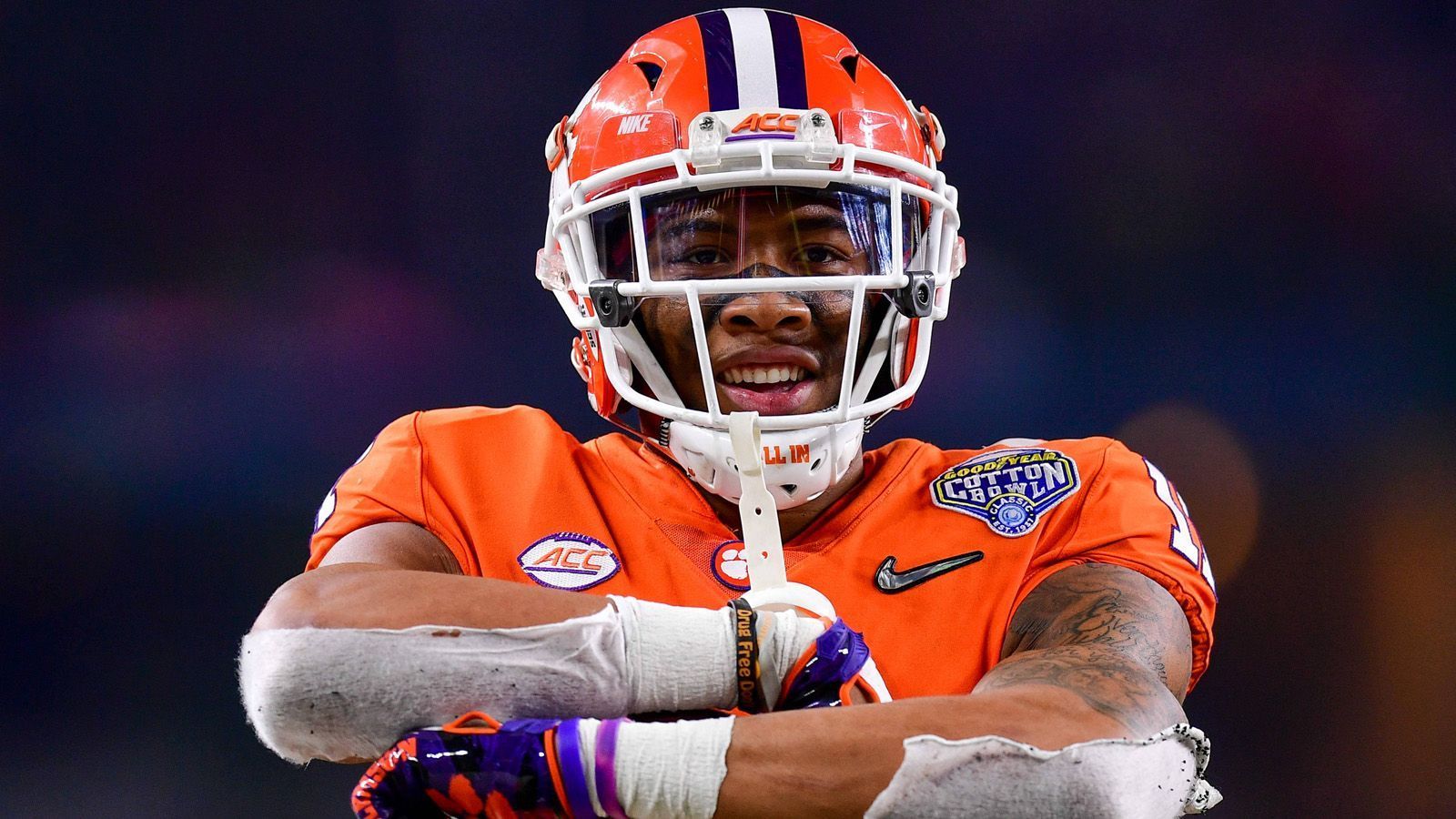 
                <strong>Isaiah Simmons wertet die Defense auf</strong><br>
                Überhaupt hätte der NFL Draft 2020 für die Cardinals kaum besser verlaufen können. An Position 8 sicherten sie sich Linebacker Isaiah Simmons (Clemson), der mit seiner Athletik ein echter Defensiv-Allrounder ist. Er kann Running Backs stoppen oder decken und dank seiner Schnelligkeit sogar Slot-Receiver aus dem Spiel nehmen. Die Defense aus Arizona hatte eine Aufwertung auch dringend nötig: Vergangene Saison ließ die Mannschaft 6432 Yards zu - der höchste Wert der gesamten Liga. Wird mit Simmons nun alles anders?
              