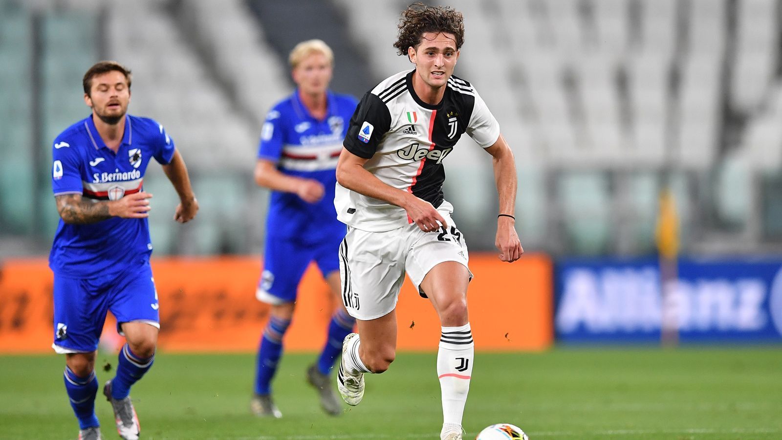 
                <strong>Adrien Rabiot (heute Juventus Turin)</strong><br>
                Eines der bekanntesten Ex-PSG-Talente, das nun andernorts kickt, ist Adrien Rabiot. Anders als bei vielen Spielern in dieser Galerie, hätten die Franzosen Rabiot sehr gerne behalten, doch eine Vertragsverlängerung scheiterte. So verließ der Mittelfeldspieler PSG nach 227 Pflichtspiel-Einsätzen im Sommer 2019 sogar ablösefrei. In seiner ersten Spielzeit für Juventus Turin durfte Rabiot zuletzt 37 Mal ran. Der Abgang aus Paris verlief alles andere als harmonisch. Nachdem sich Rabiot weigerte, seinen Vertrag zu verlängern, wurde er vom Klub kaltgestellt. "Adrien ist ein Gefangener. Er ist sogar eine Geisel von PSG. Bald gibt es trockenes Brot, Wasser und Kerker. Das Umfeld ist grausam… Ein Fußballer ist da, um zu spielen, nicht um ihn im Schrank zu lassen", reagierte damals Rabiots Mutter und Beraterin Veronique in der Zeitung "L'Equipe" sauer auf den Umgang von PSG mit dem Eigengewächs. 
              