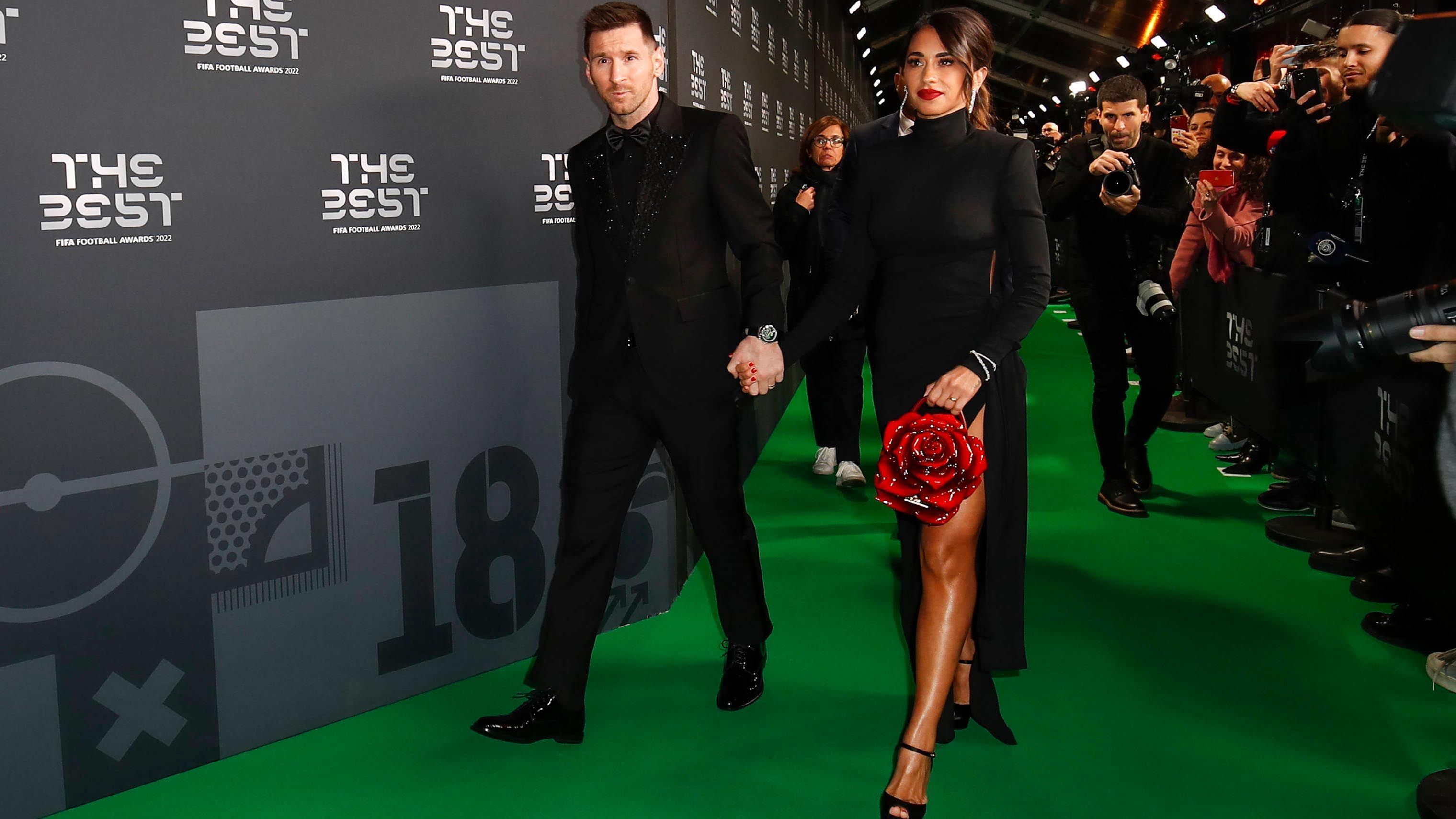 
                <strong>Lionel Messi und seine Frau Antonela Roccuzzo</strong><br>
                Auch Superstar Lionel Messi erschien selbstverständlich auf dem "Grünen Teppich". Er selbst in einem schicken schwarzen Anzug mit Glitzer-Details, seine Frau ebenfalls im schlichten Look, allerdings mit einer auffälligen knallroten Handtasche. Später am Abend erhielt der Weltmeister den "FIFA Fußballer des Jahres"-Award 2022 - bereits zum siebten Mal in seiner Karriere. 
              
