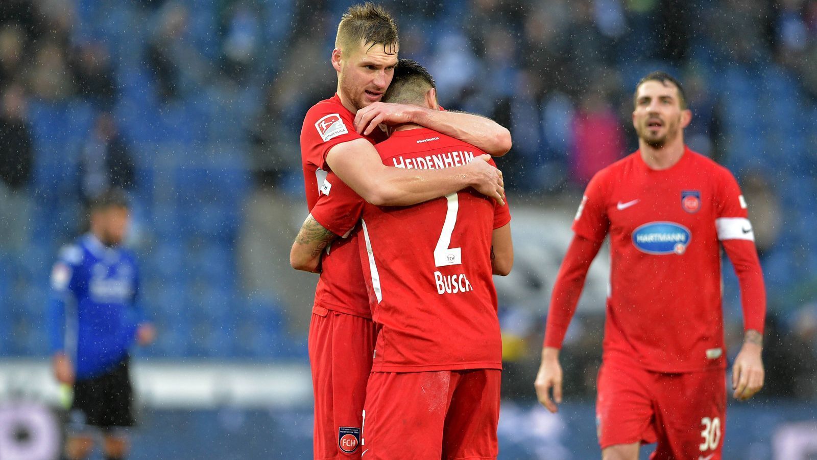 
                <strong>1. FC Heidenheim (6. Platz, 30 Punkte)</strong><br>
                So lief die Wintervorbereitung: Der 1. FC Heidenheim hat die Generalprobe vor dem Pflichtspielauftakt bestanden. Gegen den österreichischen Zweitligisten SC Austria Lustenau gelang ein überzeugendes 4:0. Zuvor gab es ein 1:0 Testspielsieg über den schweizerischen Zweitligisten Xamax Neuchatel und ein 2:0 gegen den belgischen Erstligisten RSC Anderlecht. Die Eindrücke sind also rundum positiv. Einziger Wermutstropfen: der Bänderriss des defensiven Mittelfeldspielers Sebastian Griesbeck.
              