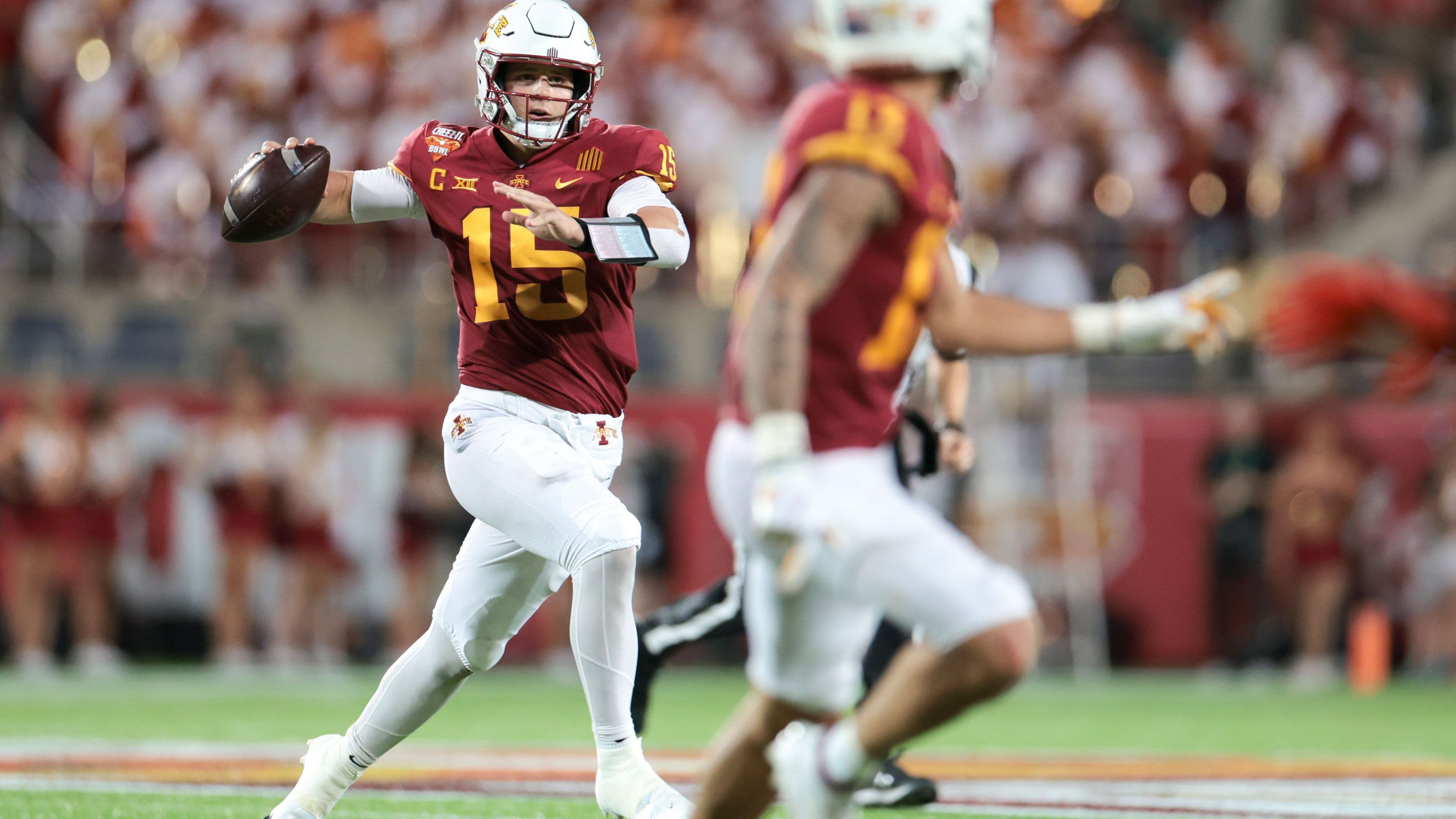 
                <strong>Brock Purdy (Iowa State Cyclones)</strong><br>
                Purdy ist nicht der Quarterback, der ein Big Play nach dem nächsten raushaut, auch wenn er diese Spielzüge in seinem Repertoire hat. Am sichersten präsentierte sich der 22-Jährige bei Pässen über die kurze sowie mittlere Distanz und ist dank seiner Physis auch dazu in der Lage, selber neue First Downs zu erlaufen. Gelegentlich streut Purdy noch zu viele schlechte Entscheidungen in sein Spiel ein und verursacht unnötige Turnover. Eine Rolle als Backup hinter einem erfahrenen Spielmacher dürfte dem 22-Jährigen die notwendige Zeit verschaffen, um an seinen Schwächen zu arbeiten und mittelfristig den Starter-Job zu übernehmen.
              