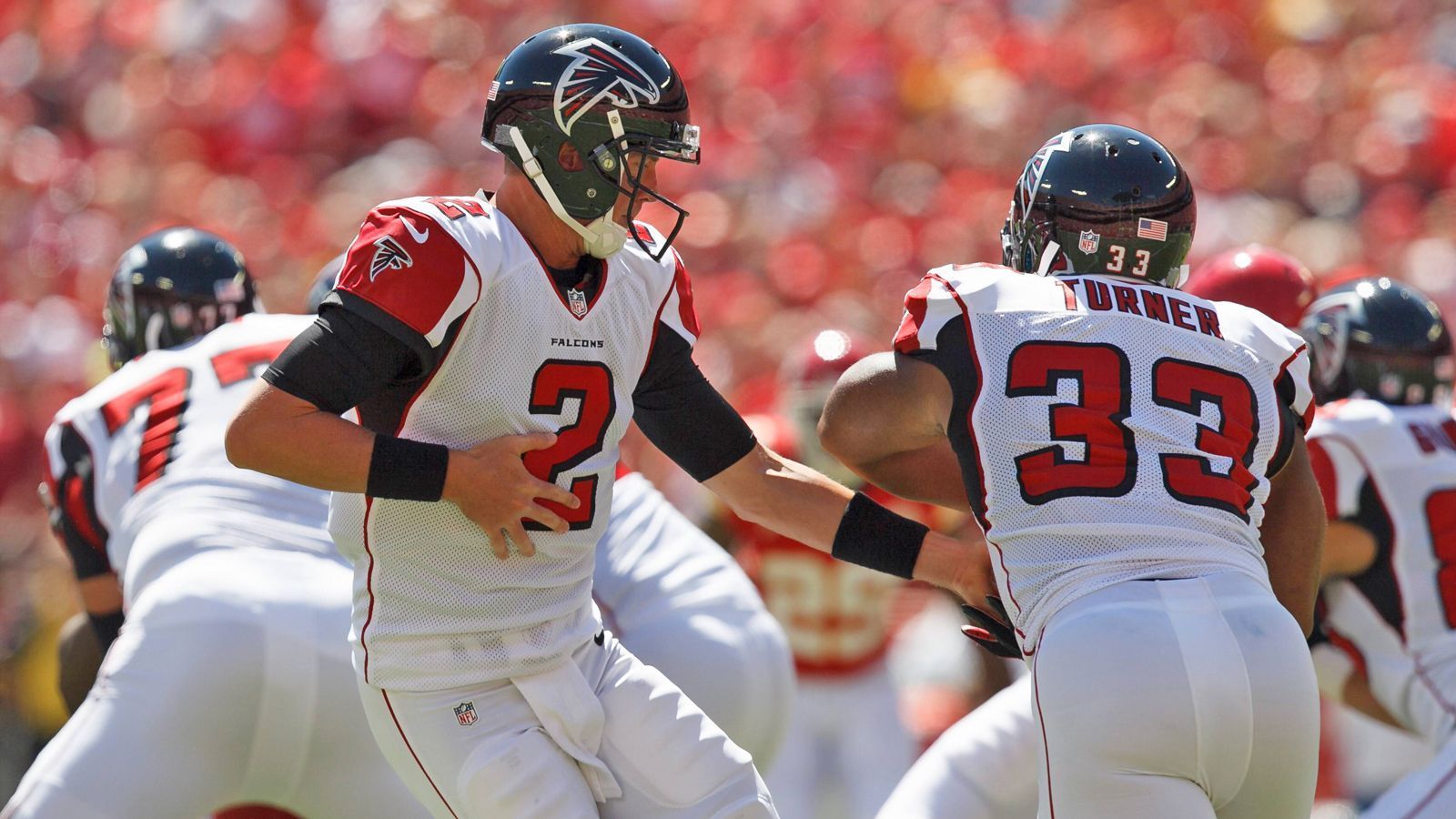 
                <strong>Matt Ryan</strong><br>
                Natürlich hat auch das Schenken unter Quarterbacks und deren Elite-Beschützern Tradition. Matt Ryan tat sich 2008 mit Running Back Michael Turner zusammen und ließ 42-inch-Plasmafernseher vom Stapel. Anbei lag ein Zettel von Turner mit der wunderbaren Aufschrift: "You take care of me, I take care of you."
              