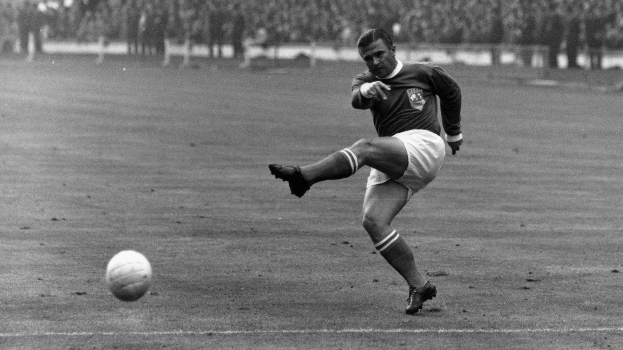 <strong>Ferenc Puskas (Honved Budapest)</strong><br>
                Das Trikot der ungarischen Legende Ferenc Puskas mit der Nummer 10 wird bei seinem Jugendklub Honved Budapest seit seinem Tod im Jahr 2006 nicht mehr vergeben.