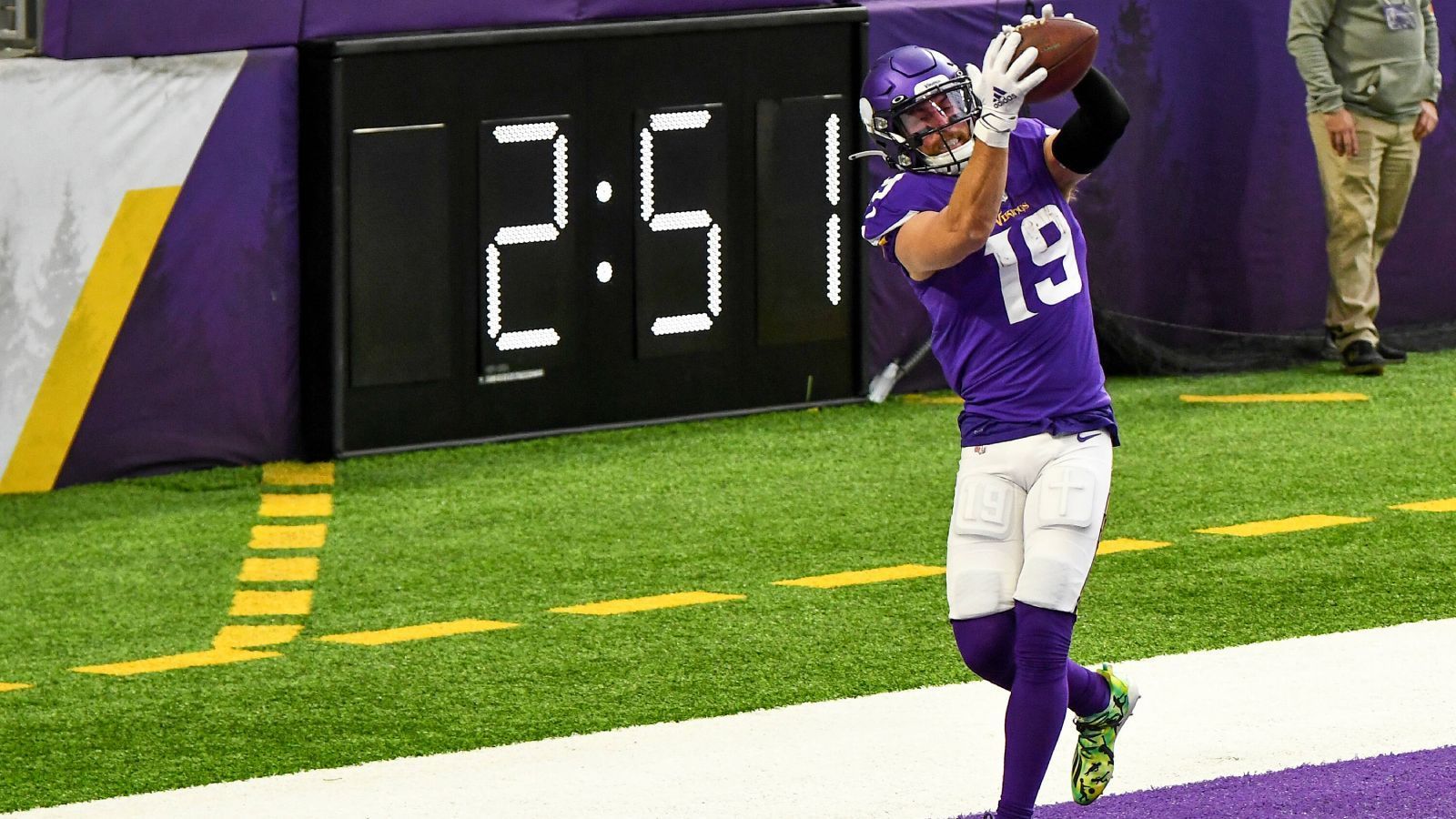 
                <strong>Plätze 80 bis 71</strong><br>
                &#x2022; Platz 80: Adam Thielen (Wide Receiver, Minnesota Vikings) -<br>&#x2022; Platz 79: Terron Armstead (Tackle, New Orleans Saints) -<br>&#x2022; Platz 78: Jeffrey Simmons (Defensive Tackle, Tennessee Titans) -<br>&#x2022; Platz 77: Quandre Diggs (Safety, Seattle Seahawks)-<br>&#x2022; Platz 76: Tyler Lockett (Wide Receiver, Seattle Seahawks) -<br>&#x2022; Platz 75: Laremy Tunsil (Tackle, Houston Texans) -<br>&#x2022; Platz 74: James Bradberry (Cornerback, New York Giants) -<br>&#x2022; Platz 73: Trey Hendrickson (Defensive End, Cincinnati Bengals) -<br>&#x2022; Platz 72: Michael Thomas (Wide Receiver, New Orleans Saints) -<br>&#x2022; Platz 71: Baker Mayfield (Quarterback, Cleveland Browns)<br>
              