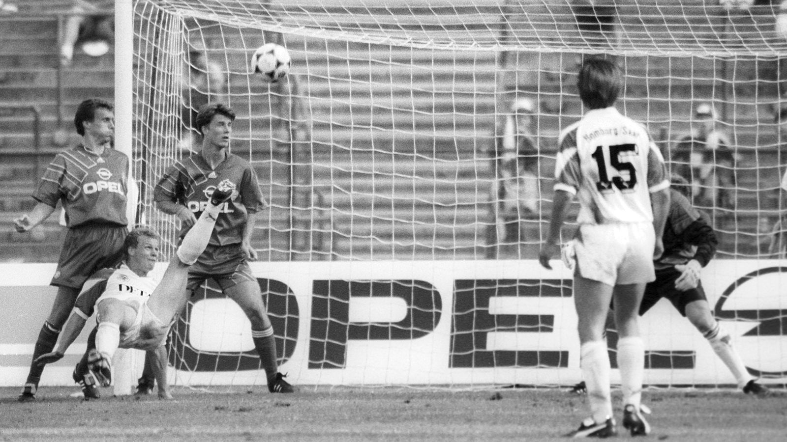 <strong>1991/1992: Zweitrunden-Aus gegen FC Homburg 08</strong><br>
                Der FC Homburg ist neben Aachen ein weiterer Angstgegner des FC Bayern München. Nachdem sie bereits in der Spielzeit 1987/1988 in der 3. Runde im Pokal gegen Homburg scheiterten, war 1991 bereits in der 2. Runde Schluss. Obwohl die Bayern das Spiel im Olympiastadion austrugen, verlor die Mannschaft von Jupp Heynckes in der Verlängerung mit 2:4.
