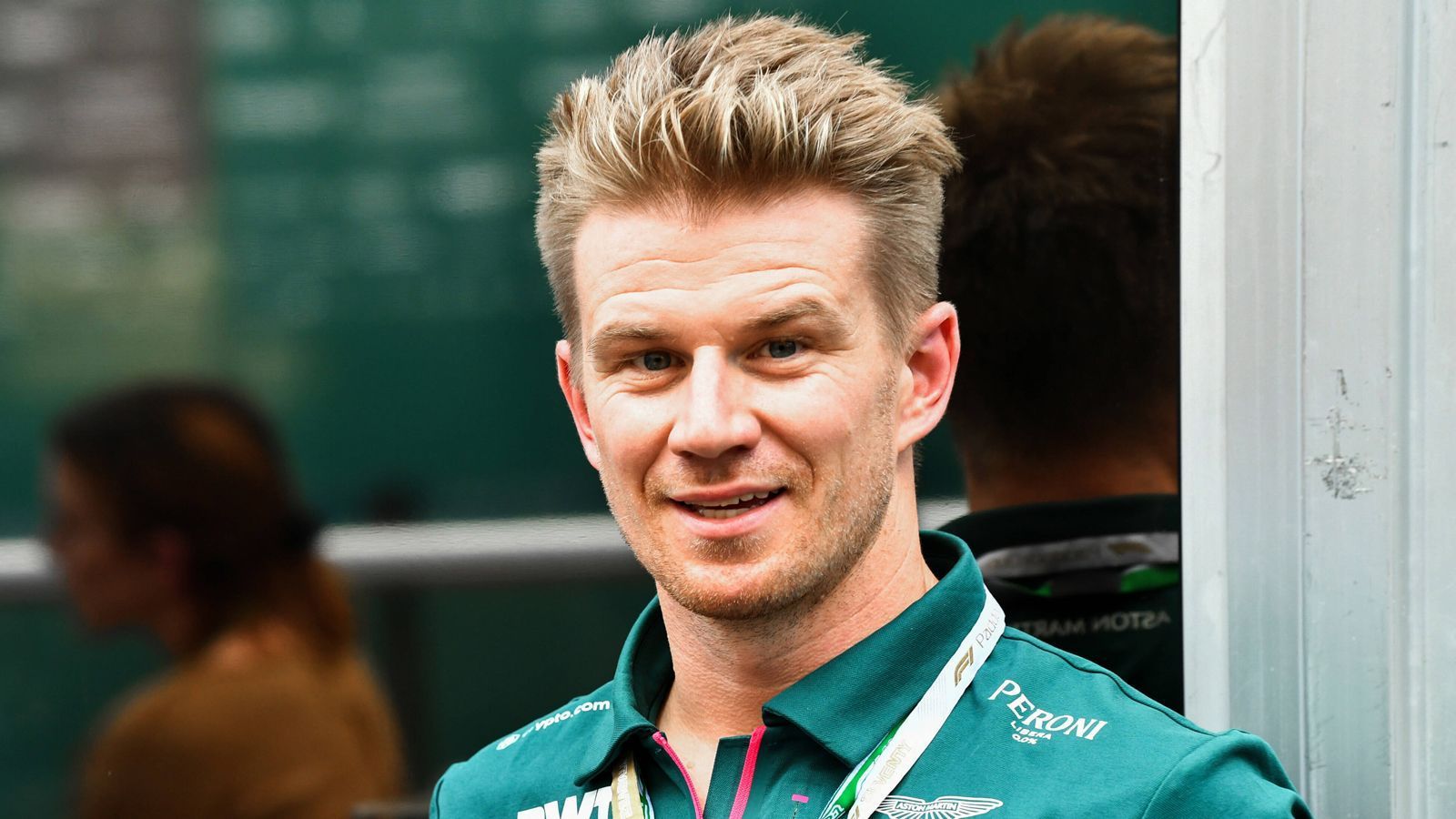 
                <strong>Nico Hülkenberg</strong><br>
                Haas sucht einen Fahrer mit Erfahrung. Klar, dass da auch der Name Nico Hülkenberg fallen muss. Der 34 Jahre alte Deutsche blickt auf 179 Grand Prix und und zehn Saisons in der Formel 1 zurück, ist derzeit der erfahrenste F1-Fahrer ohne Stammplatz. Problem: "Hulk" steht bei Aston Martin unter Vertrag. Deswegen ist Hülkenberg für Ralf Schumacher als Mazepin-Nachfolger auch "nicht vorstellbar". Gut möglich, dass Haas mehr Vorstellungskraft besitzt, schließlich ist Teamchef Günther Steiner ein alter Bekannter Hülkenbergs.
              