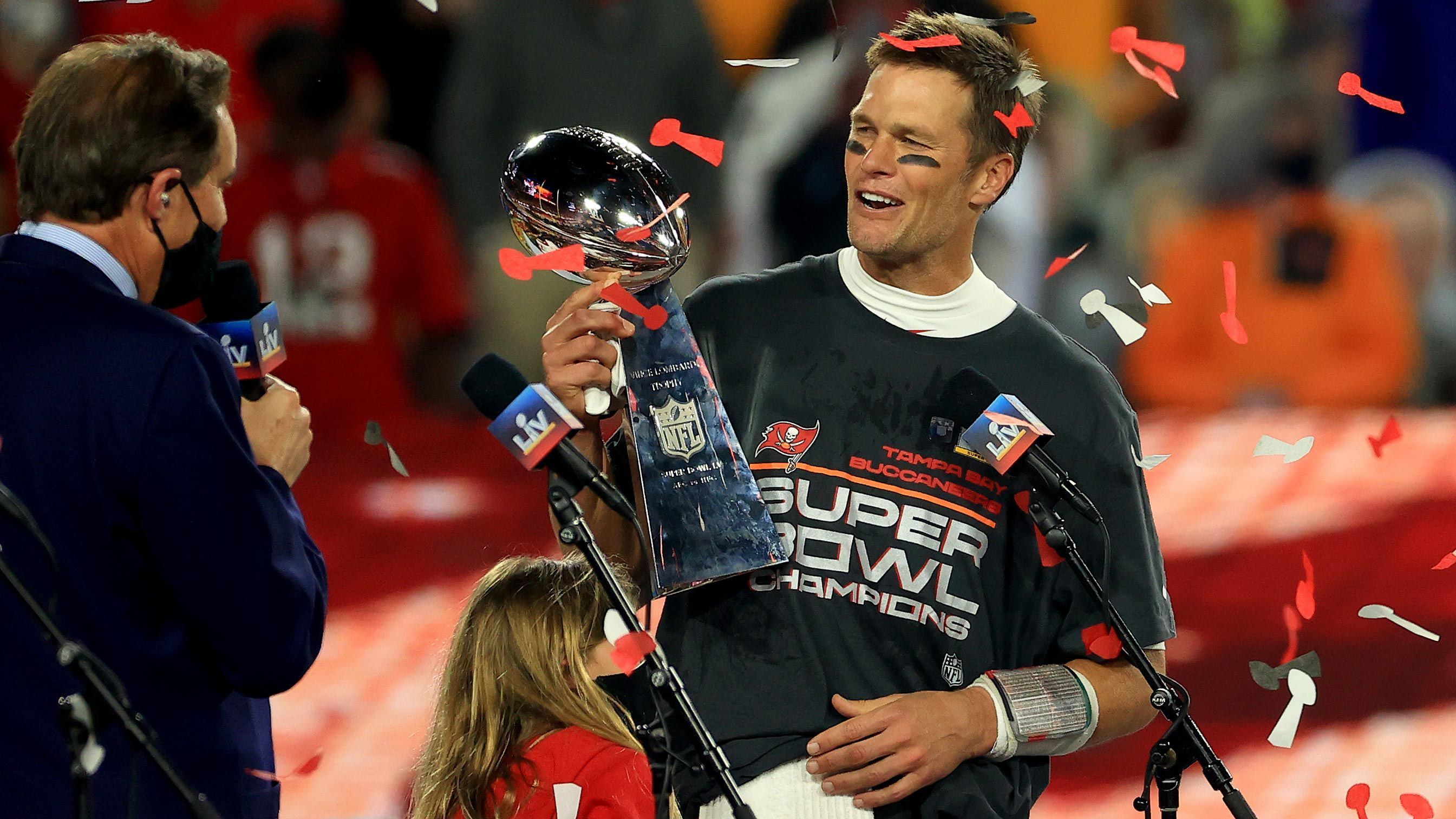 
                <strong>Meiste Super-Bowl-Titel</strong><br>
                Bekanntermaßen hat Brady auch den Rekord der meisten Super-Bowl-Siege inne. Sieben Titel sind es an der Zahl. Sechs Mal stemmte Brady die Vince Lombardy Trophy mit den New England Patriots (NFL-Saisons 2001, 2003, 2004, 2014, 2016 und 2018) in die Höhe - einmal mit den Tampa Bay Buccaneers (2020). So viele Ringe hat kein anderer NFL-Spieler in der Geschichte. Apropos Titel: Brady hat außerdem die meisten Division Titel (19) aller Zeiten.
              