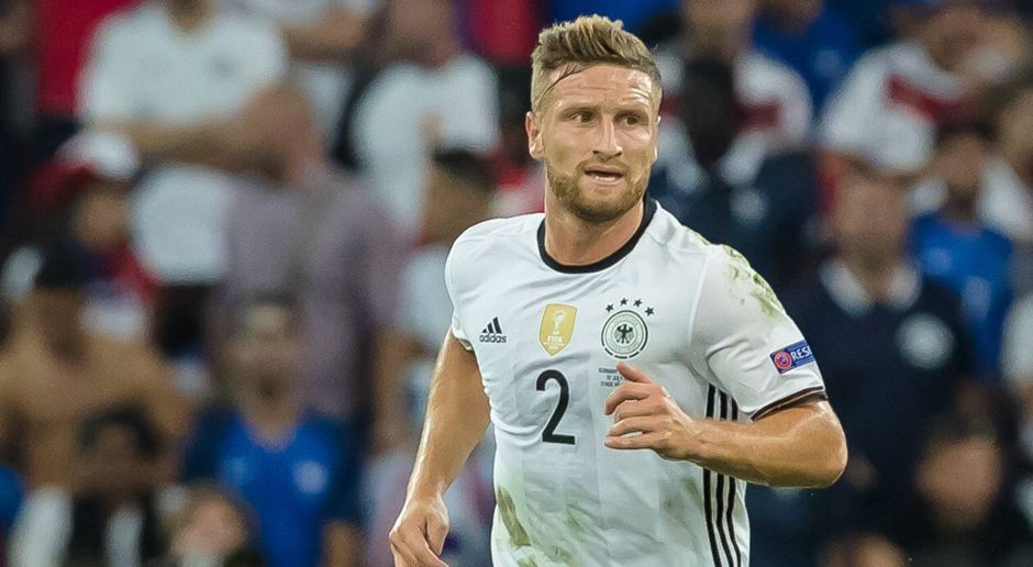 
                <strong>Shkodran Mustafi (Neuzugang FC Arsenal)</strong><br>
                Arsenal-Coach Arsene Wenger hat den Transfer von Shkodran Mustafi bestätigt. Der deutsche Nationalspieler habe den Medizincheck bereits bestanden. Für den Abwehrspieler sollen die Gunners angeblich 41 Millionen Euro nach Valencia überweisen. "Wir haben beide gekauft. Jetzt muss nur noch der Papierkram erledigt werden", so Wenger nach dem 3:1 gegen Watford. Beide? Ja, ganz recht! Arsenal hat noch einen neuen Spieler ... 
              