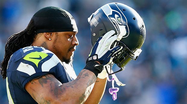 
                <strong>Marshawn Lynch</strong><br>
                Die Leistungen von Marshawn Lynch im Playoff-Spiel gegen die Carolina Panthers ließ zu wünschen übrig. Lediglich 20 Yards und einige Receptions standen am Ende auf seinem Konto. Es könnte das letzte Spiel von "Beastmode" für die Seahawks gewesen sein. Die Franchise braucht, um wichtige Spieler zu halten genügend Cap-Space. Mit der Entlassung von Lynch in der Offseason, würde Seattle 6.5 Millionen Dollar sparen. Sollten die Verantwortlichen Vertrauen in Thomas Rawls haben, dürfte Lynch in der nächsten Saison bei einem anderen Team spielen. Seine Heimatstadt Oakland gilt als heißer Kandidat. Prognose: Lynch verlässt die Franchise.
              