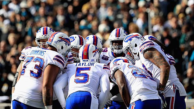 
                <strong>Buffalo Bills</strong><br>
                Gründung:1960Stadion: New Era Field (Orchard Park, nahe Buffalo)Super-Bowl-Siege: -Star: LeSean McCoy (Running Back)Besonderheit: Buffalos Fans sind als Bills-Mafia bekannt und werfen sich gerne gegenseitig auf Plastik-Tische.
              