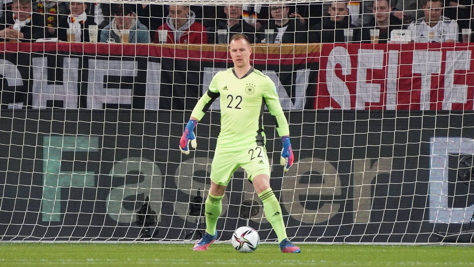 
                <strong>Marc-André ter Stegen</strong><br>
                Der Schlussmann von Barcelona bekam die erste Halbzeit zugestanden und konnte sich nicht beweisen. Er musste keine einzige Chance vereiteln und wurde nach 45 Minuten wie abgesprochen aus dem Spiel genommen. ran-Note: 3
              