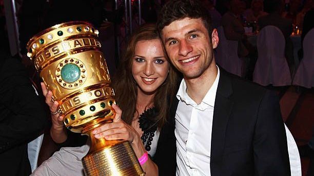 <strong>1. DFB-Pokal-Titel für den FC Bayern (15.05.2010)</strong><br>Nur sieben Tage später darf Müller den nächsten Titel in die Höhe strecken. Durch einen souveränen 4:0-Erfolg gegen Werder Bremen krönt sich der FC Bayern zum DFB-Pokal-Sieger. Müller gelingt dabei kein eigener Treffer. Das dürfte ihm aber egal gewesen sein, erstmals darf der Deutsche die Trophäe in den Berliner Nachthimmel strecken.