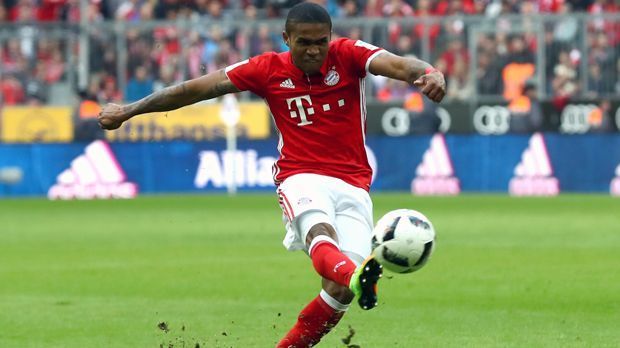 
                <strong>Linksaußen - Douglas Costa (FC Bayern München)</strong><br>
                Nach seinem starken ersten Jahr in München musste Douglas Costa feststellen, dass ein Trainerwechsel die eigene sportliche Perspektive maßgeblich verschlechtern kann. Denn Carlo Ancelotti setzte - vor allem in den wichtigen Spielen - fast ausschließlich auf Costa-Konkurrent Franck Ribery. So blieb für den brasilianischen Nationalspieler oftmals nur die Bank. Dass der 26-Jährige damit nicht zufrieden ist, artikulierte er klar. "Ich bin nicht immer so glücklich hier", sagte er im März der "Sun". Zuletzt gab es Gerüchte um einen möglichen Abgang. Angebliche Interessenten: Tottenham Hotspur, Juventus Turin und Liverpool. Costas Vertrag in München läuft noch bis 2020.
              