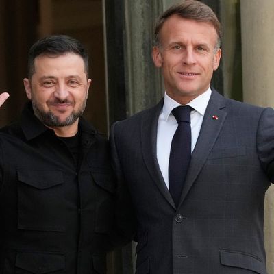 BU: Selenskyj und Macron zeigen sich in Paris geeint, während Macron die neue Schutzallianz für die Ukraine verkündet.