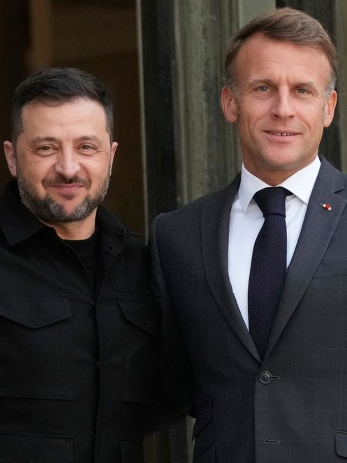 BU: Selenskyj und Macron zeigen sich in Paris geeint, während Macron die neue Schutzallianz für die Ukraine verkündet.