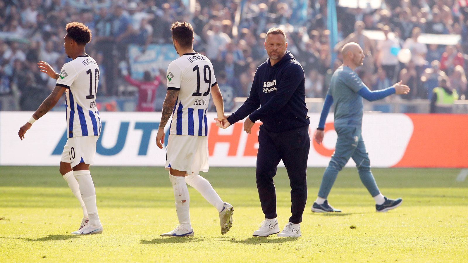 
                <strong>Verlierer: Pal Dardai</strong><br>
                Hertha BSC ist abgestiegen. Die Magie von Pal Dardai genügte diesmal nicht für ein Wunder im Tabellenkeller. Dabei sah es gegen den VfL Bochum bis zur Nachspielzeit so aus, als hätte der Magier noch ein Ass im Ärmel. Zum dritten Mal stand er an der Seitenlinie des Hauptstadtklubs, diesmal kam er als Retter in der Not. Aber das Unmögliche konnte am Ende auch Dardai nicht abwenden, das 1:1 gegen den Klub aus dem Pott besiegelte das Schicksal der "Alten Dame".
              