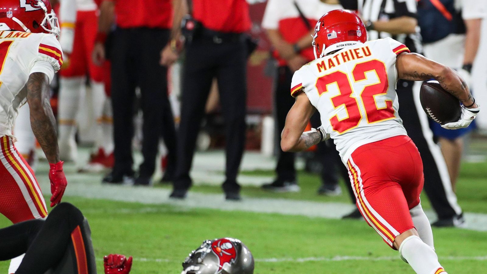 
                <strong>Safety</strong><br>
                Tyrann Mathieu (Kansas City Chiefs), 19 Stimmen - 2nd Team: Jamal Adams (Seattle Seahawks), 14 Stimmen
              