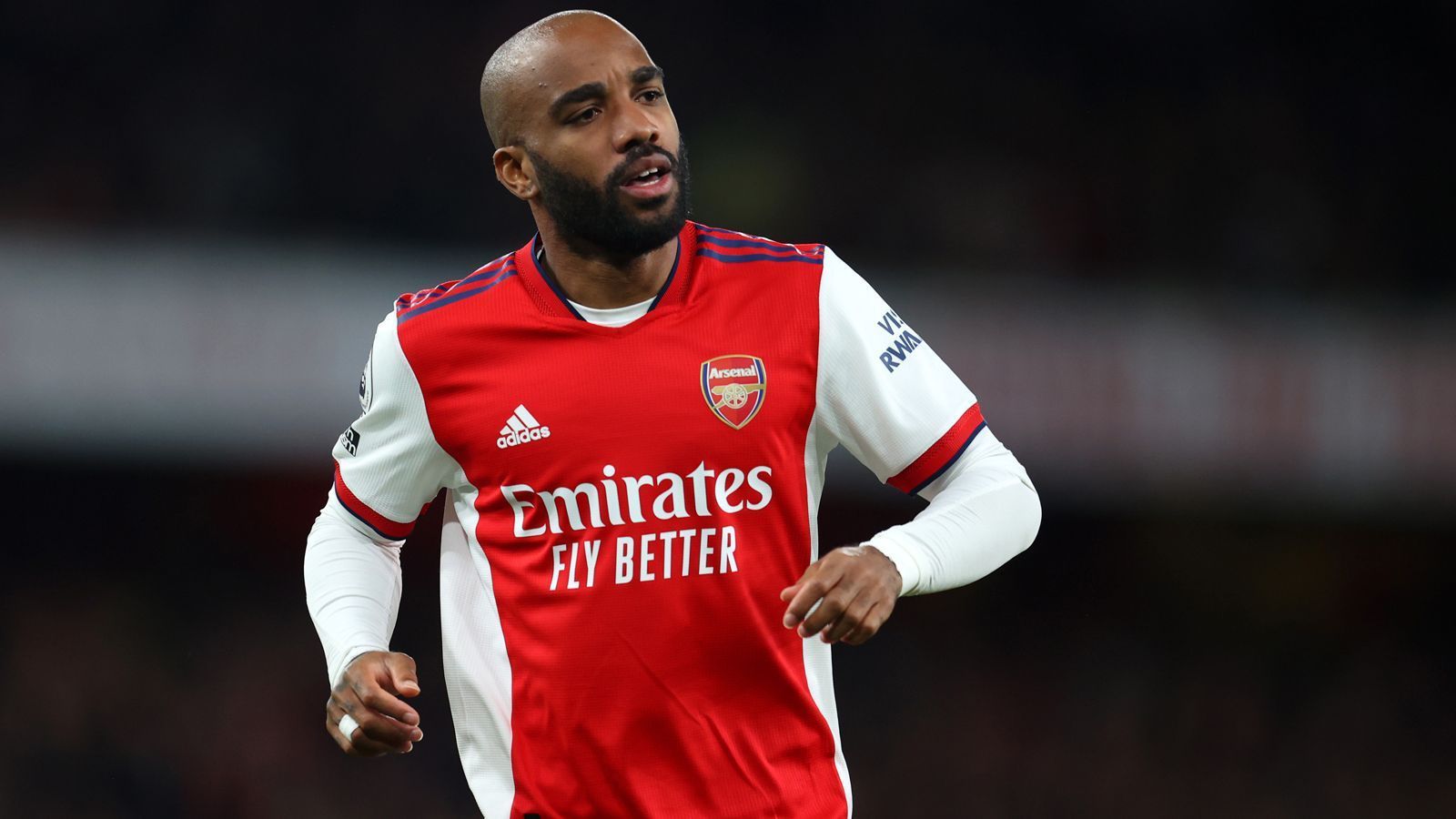 
                <strong>Alexandre Lacazette (FC Arsenal)</strong><br>
                Anders als bei Sterling sieht die Situation hingegen bei Alexandre Lacazette vom FC Arsenal aus. Der 30-jährige Franzose hat nur noch einen Vertrag bis zum Sommer 2022, somit hätten die "Gunners" im Januar noch mal die Chance, ein bisschen Geld mit dem Routinier einzunehmen bzw. ihn schon ein halbes Jahr vor Auslaufen seines Kontrakts von der Gehaltliste zu bekommen. Lacazette würde, wie auch Cavani, in die Kategorie erfahrener Stürmer passen, den Barca für verhältnismäßig kleines Geld im Januar 2022 verpflichten könnte.
              