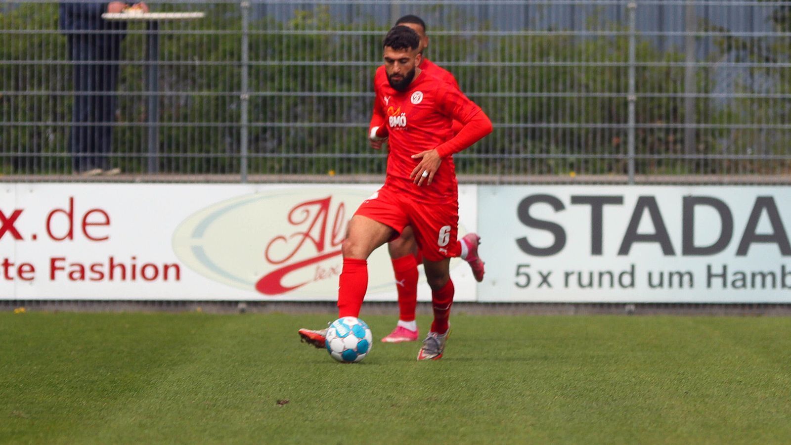 
                <strong>Bremen: FC Oberneuland</strong><br>
                Wie in den zurückliegenden Jahren so oft, kann sich in Bremen einmal mehr der FC Oberneuland über den Gewinn des Landespokals freuen und ist für den DFB-Pokal qualifiziert. Im ligainternen Duell gegen die SG Aumund-Vegesack behielt der Meister der Bremen-Liga die Nerven und siegte mit 4:1 nach Elfmeterschießen. Nach 90 Minuten stand es 0:0 - eine Verlängerung gab es nicht.
              