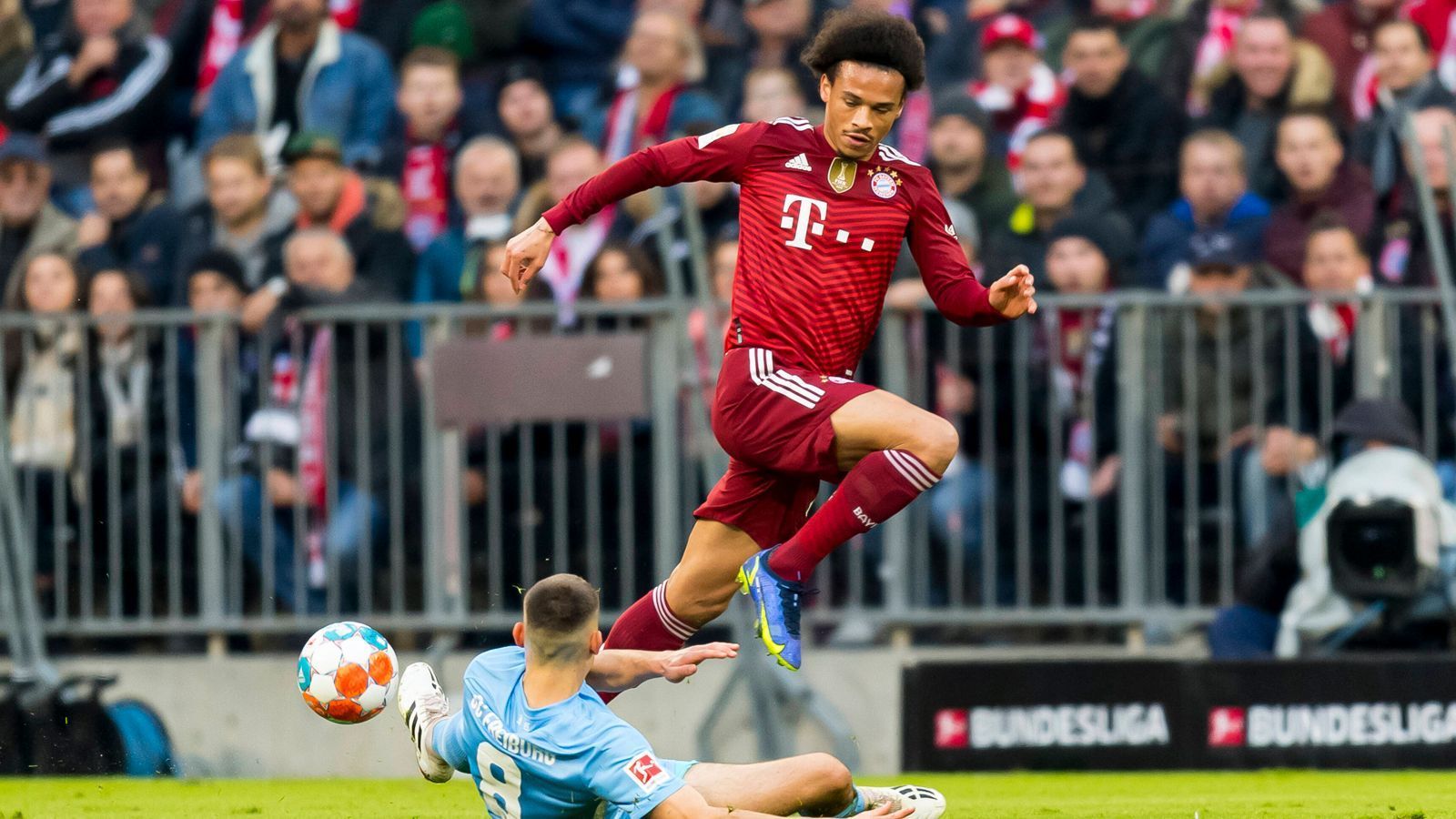 
                <strong>Leroy Sane</strong><br>
                Auffälligster Akteur in der Bayern-Offensive in Hälfte eins, präsentiert sich dribbelstark und hat das Auge für den Nebenmann. Hat er den Ball am Fuß, läuten stets die Freiburger Alarmglocken. Wird in Durchgang zwei seltener gesucht, aber zur Stelle, wenn er gebraucht wird – wie bei der Vorlage für Lewandowskis Treffer. Verrichtet außerdem Defensivarbeit, wird nach 83 Minuten für Choupo-Moting ausgewechselt. ran-Note: 2
              