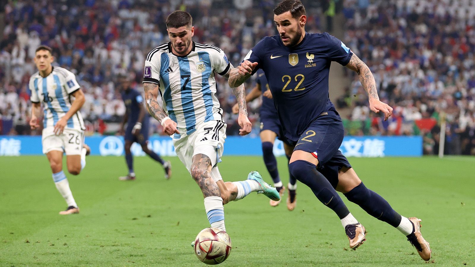 
                <strong>Theo Hernandez</strong><br>
                Der Bruder und Ersatz von Bayern-Profi Lucas Hernandez führt sich mit einem leichtfertigen Ballverlust gegen de Paul vor Di Marias Chance ein. Immerhin ist er auch vorne auffällig, tut unter anderem Messi in einem Luftzweikampf weh. Beim 0:2 geht es ihm zu schnell. Nach 70 Minuten ist Schluss und für ihn kommt Camavinga. ran-Note: 5
              