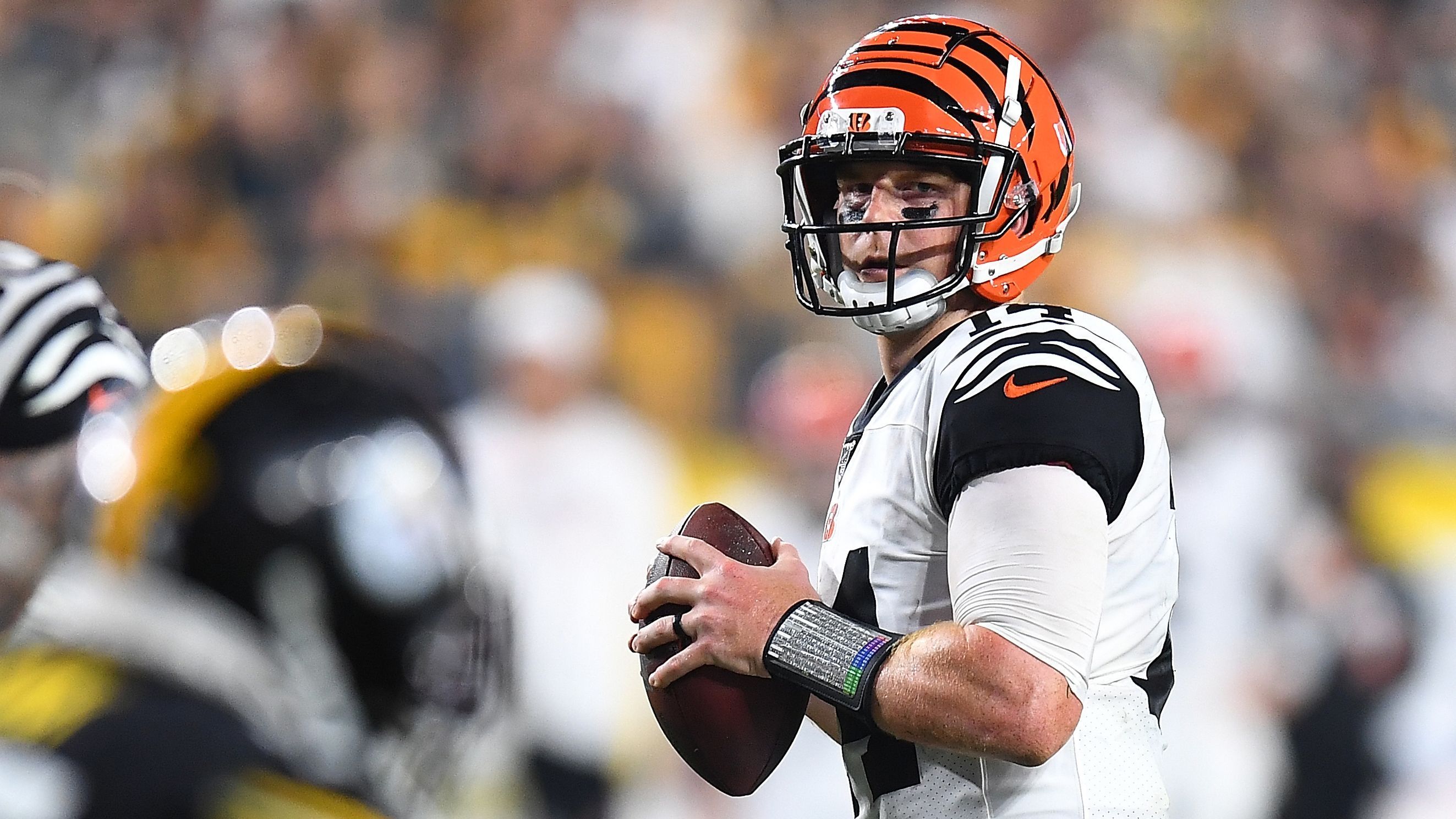 
                <strong>Quarterback: Andy Dalton (vs. Arizona Cardinals) </strong><br>
                Wenn die Arizona Cardinals bei den Cincinnati Bengals antreten, spielen zwei Team gegeneinander, die noch nicht gewinnen konnten. Es gibt also reichlich Kandidaten, die sich als Sleeper anbieten. Doch ganz oben auf der Liste steht Bengals-Quarterback Andy Dalton. Am Montagabend erlebte der 31-Jährige sein schlechtestes Spiel in dieser Saison. Gegen Pittsburgh musste er acht Sacks einstecken, warf eine Interception und kam nur auf 171 Yards. Unter normalen Umständen, würde man sich von Dalton fernhalten, aber es sind ja keine normalen Umstände, wenn es gegen die Cardinals geht. Das Team aus Arizona konnte noch keine einzige Offense in dieser Saison stoppen. Warum also die von Bengals-Quarterback Dalton?
              