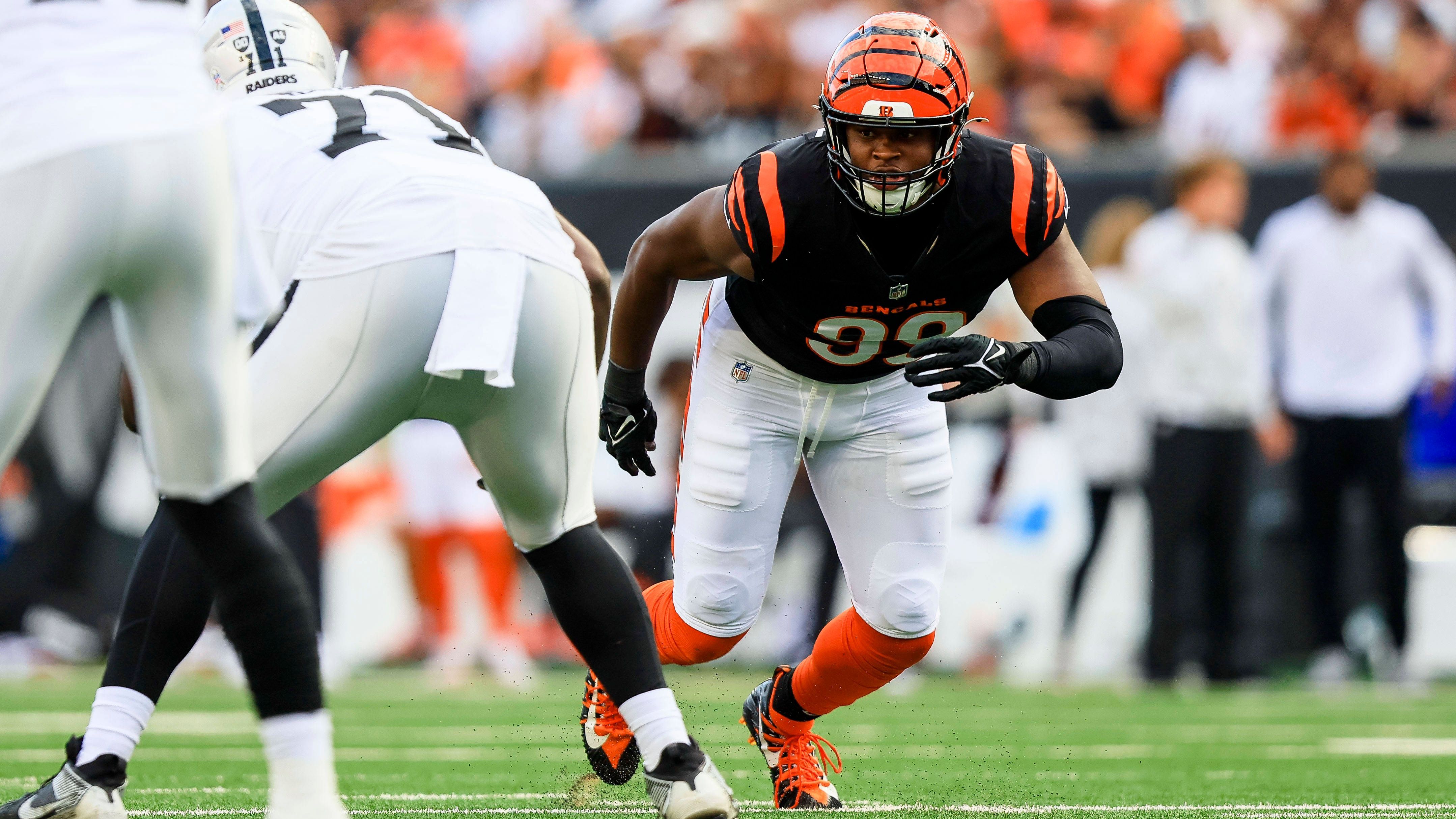 <strong>Cincinnati Bengals: Myles Murphy (Defensive End)</strong><br>Nach einer Rookie-Saison mit drei Sacks legte Myles Murphy im zweiten Jahr eine Nullnummer hin – auch wegen Verletzung und limitierten Snaps. Doch mit den Fragezeichen in der Bengals D-Line könnte nun seine Chance kommen. Defensive Coordinator Al Golden brachte es aber klar auf den Punkt: "Es wird Zeit." Murphy muss jetzt endlich liefern.