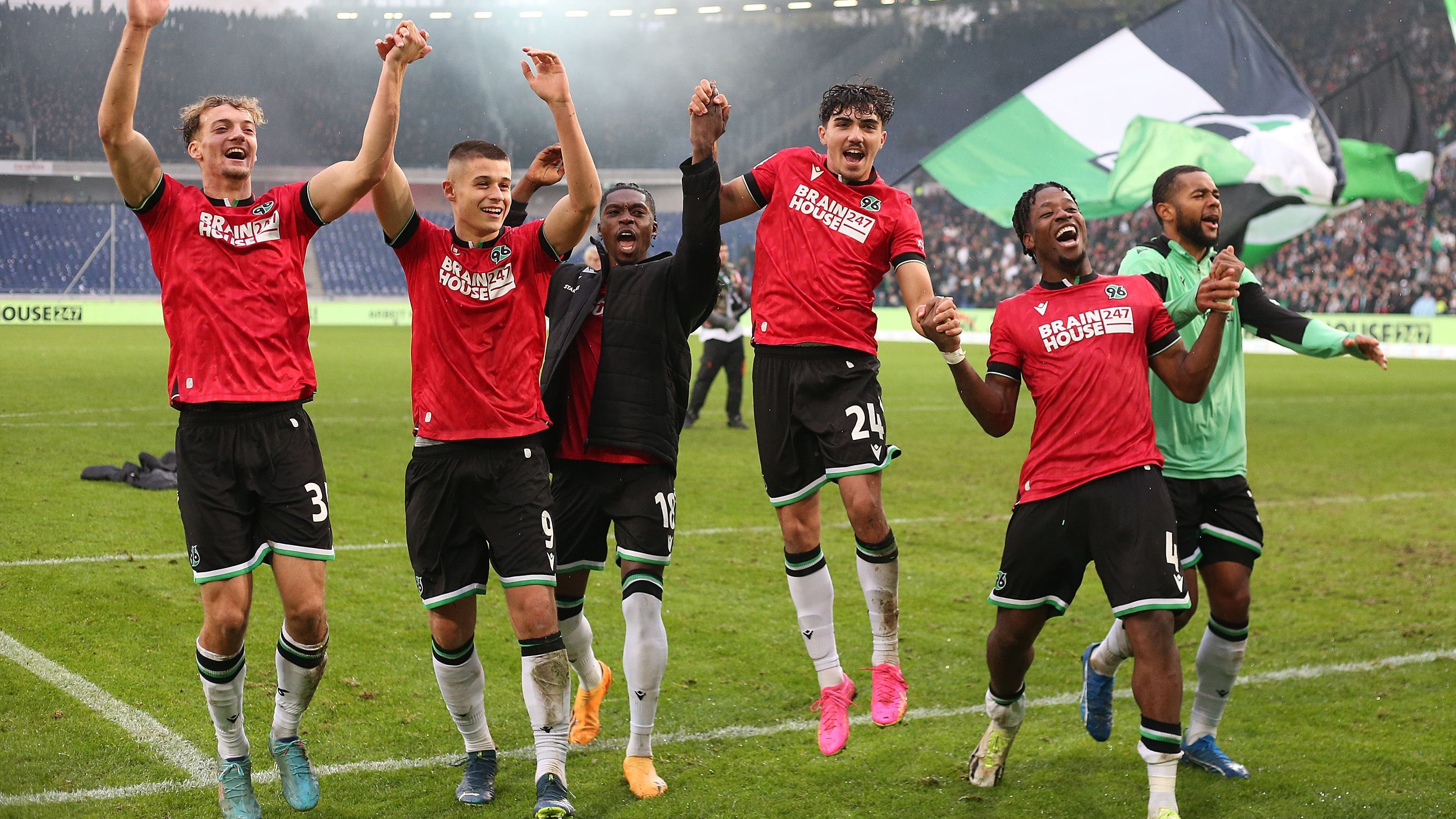 <strong>Hannover 96: Rote Trikots</strong><br>Bereits seit der Gründung des Vorgängervereins läuft Hannover 96 in roten Trikots auf. Der Spitzname der Mannschaft ist "Die Roten". Doch warum eigentlich? Schließlich sind die Vereinsfarben Schwarz-Weiß-Grün und auch im Logo ist nichts von Rot zu sehen.